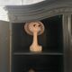 Armoire « chapeau de gendarme »