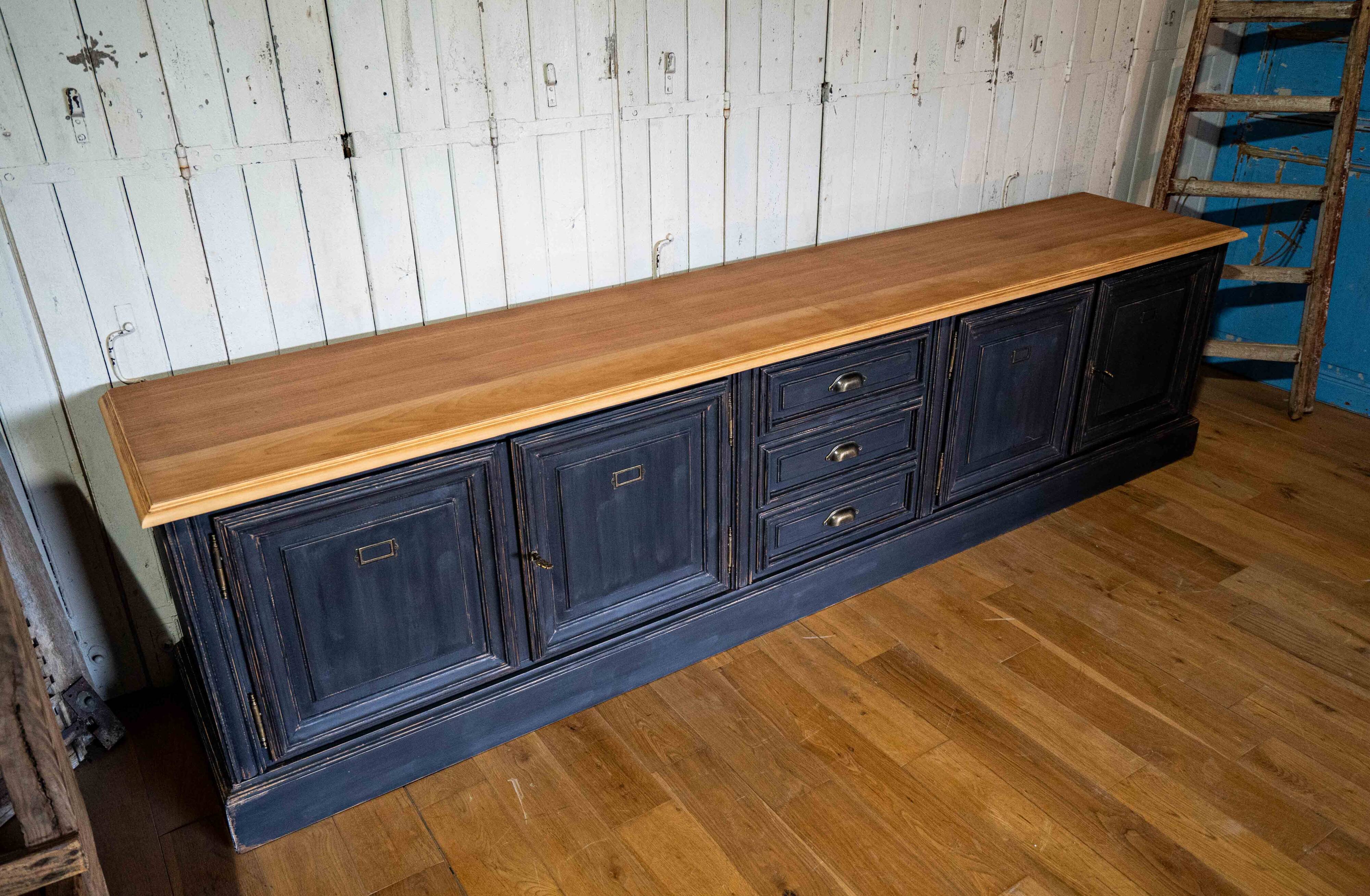 Buffet bas restauré dans le style meuble de métier