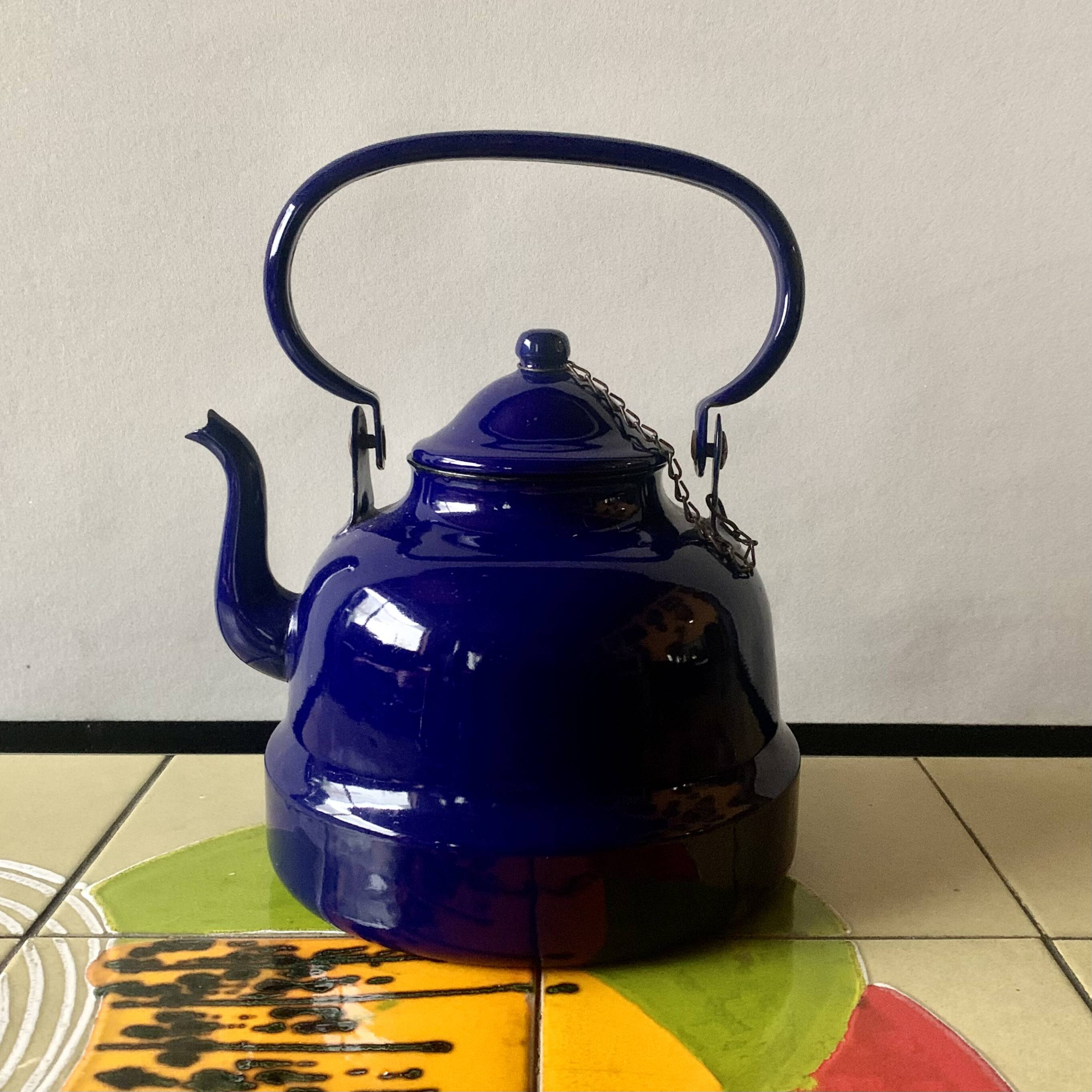 Bouilloire vintage en tôle émaillée bleue