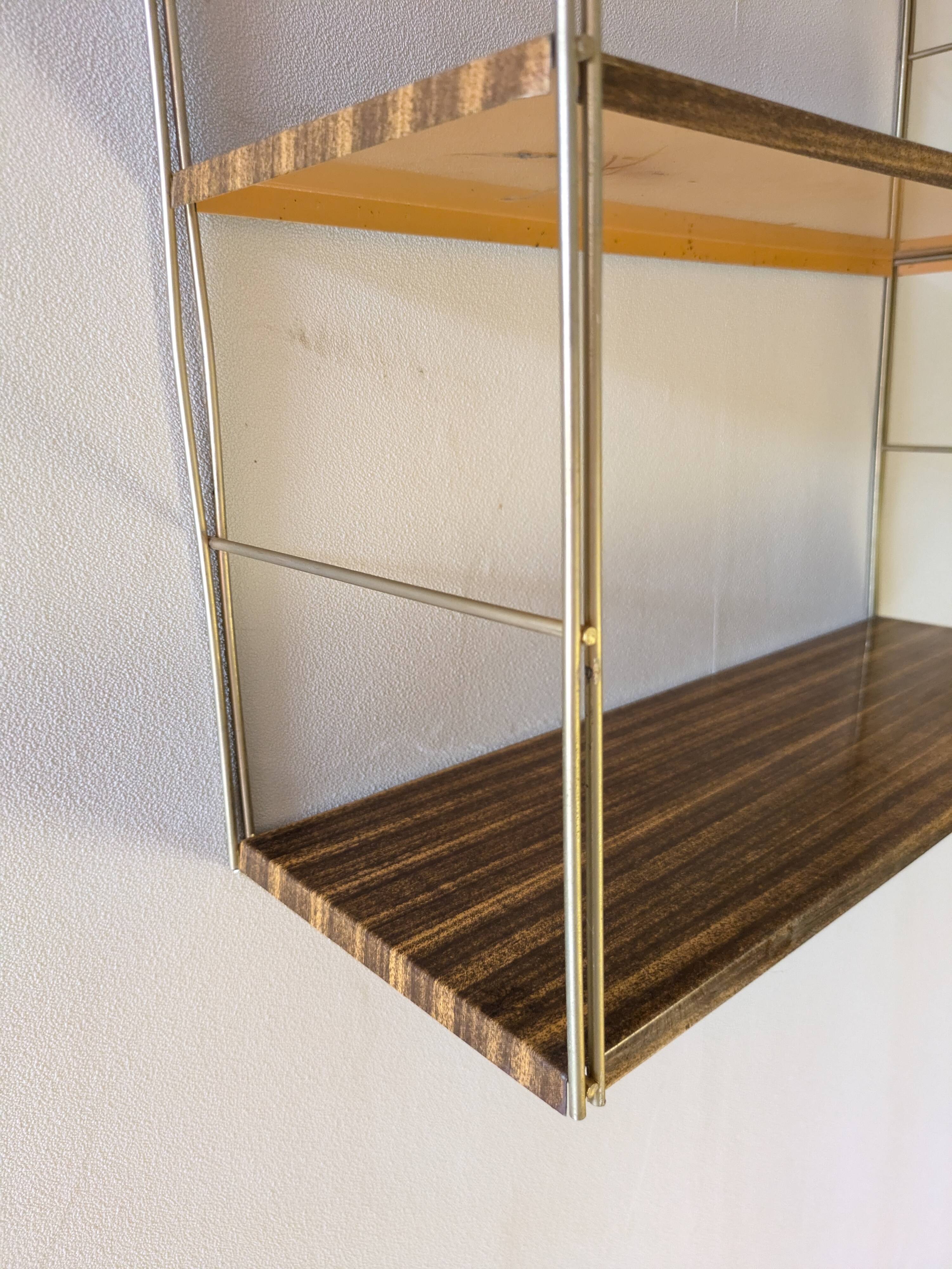 Golden wire shelf in metal with a wood effect.