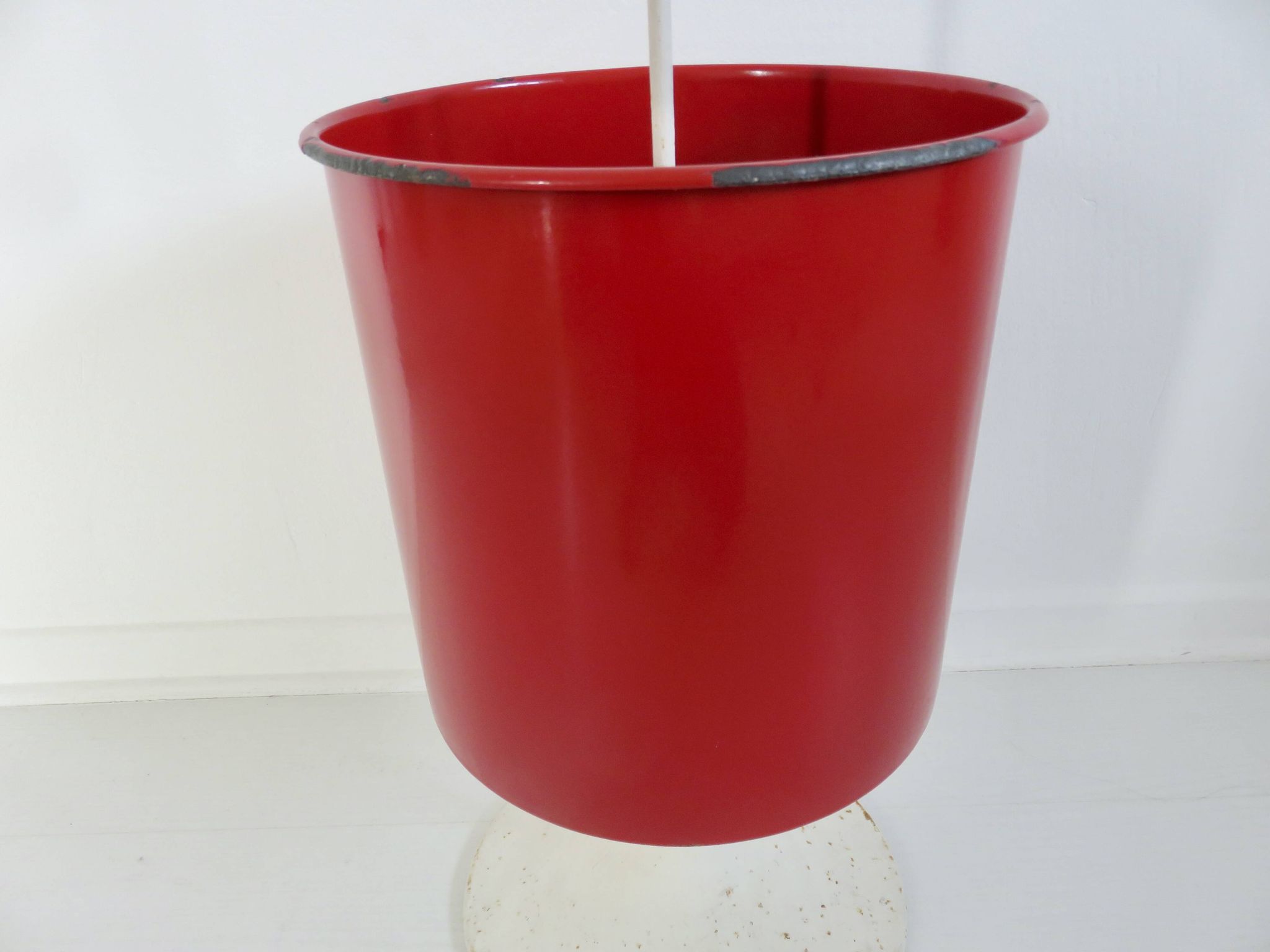 Porte parapluies, pied tulipe, tôle émaillée et laiton, 1950