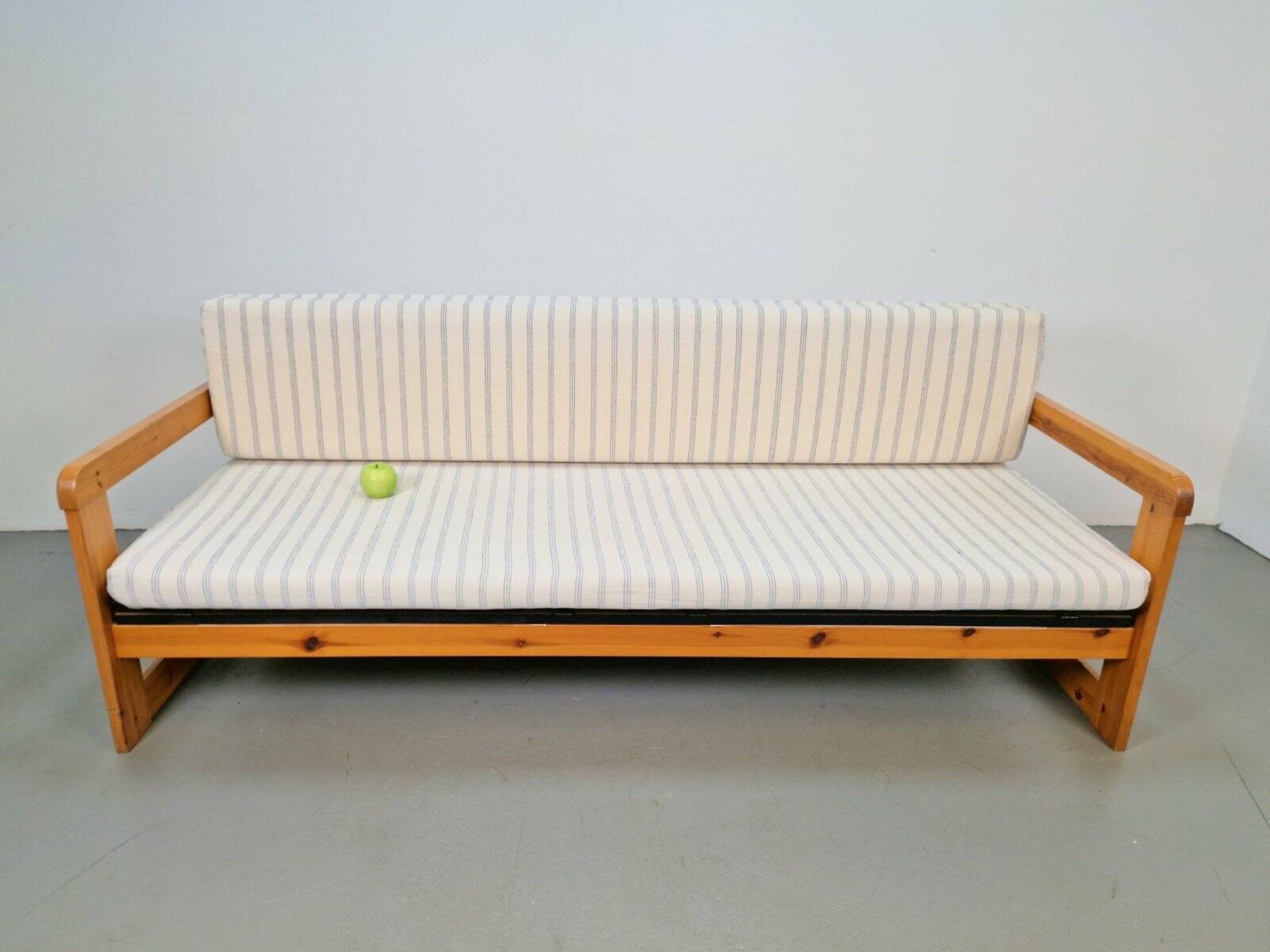 Scandinavian Modern Pine Daybed, 1970s