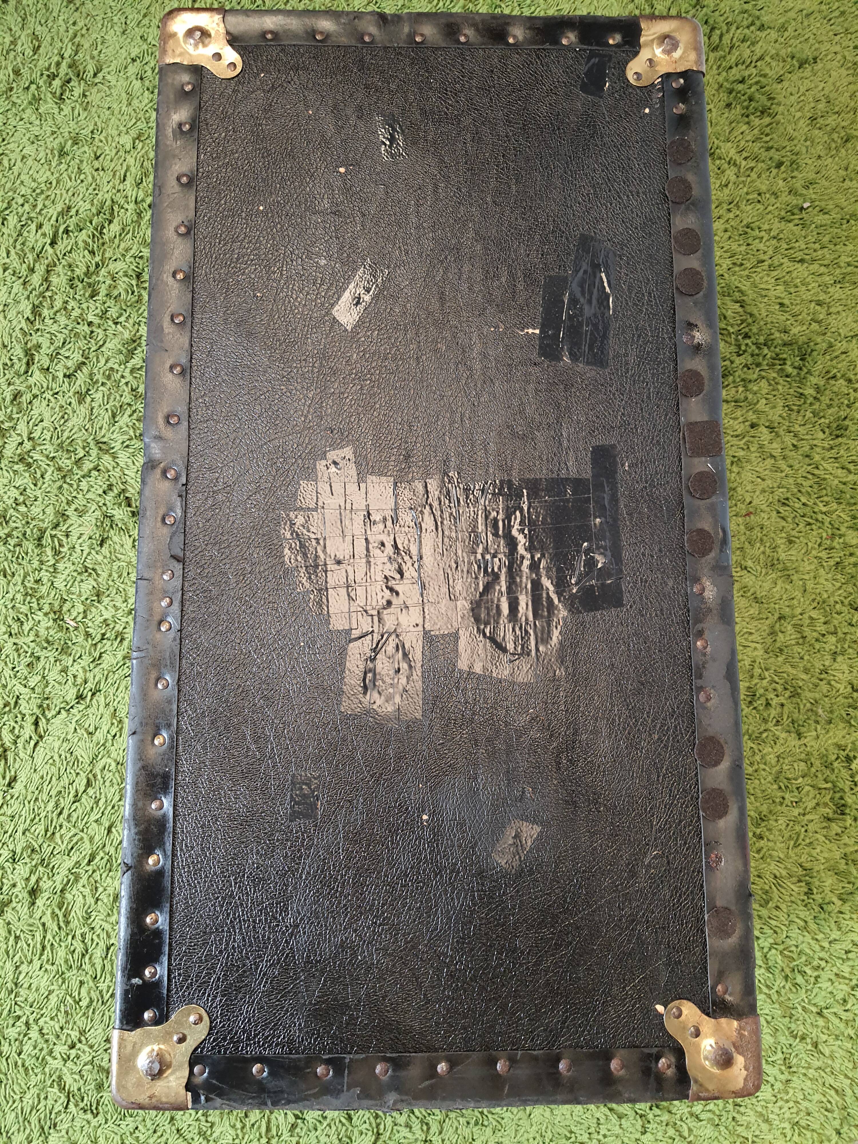 Old black black gold ironing