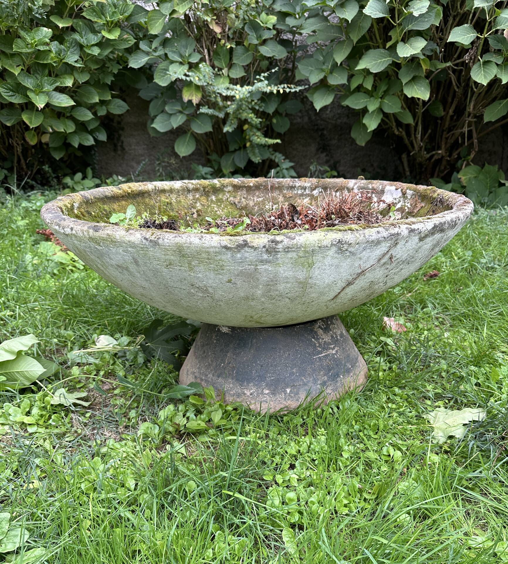 Old planter, pedestal basin in fibrociment by Willy Guillaume.