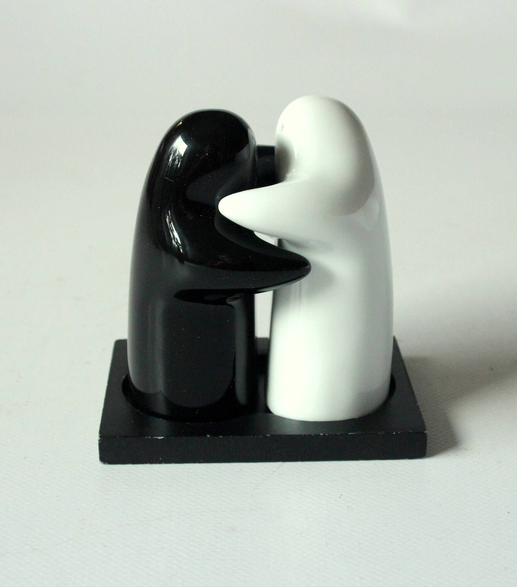 Ceramic salt and pepper shaker - hugging ghosts - vintage from the 1980s