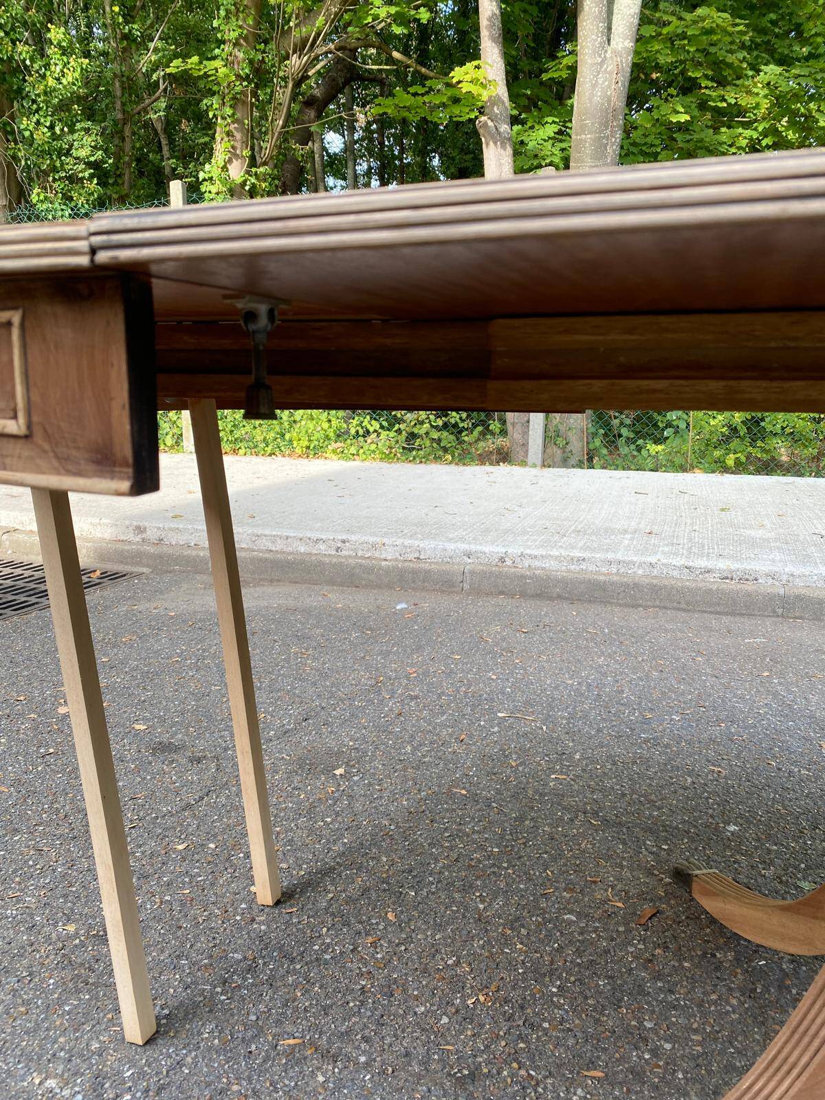 Round extendable dining table Regency central leg stripped mahogany 1960