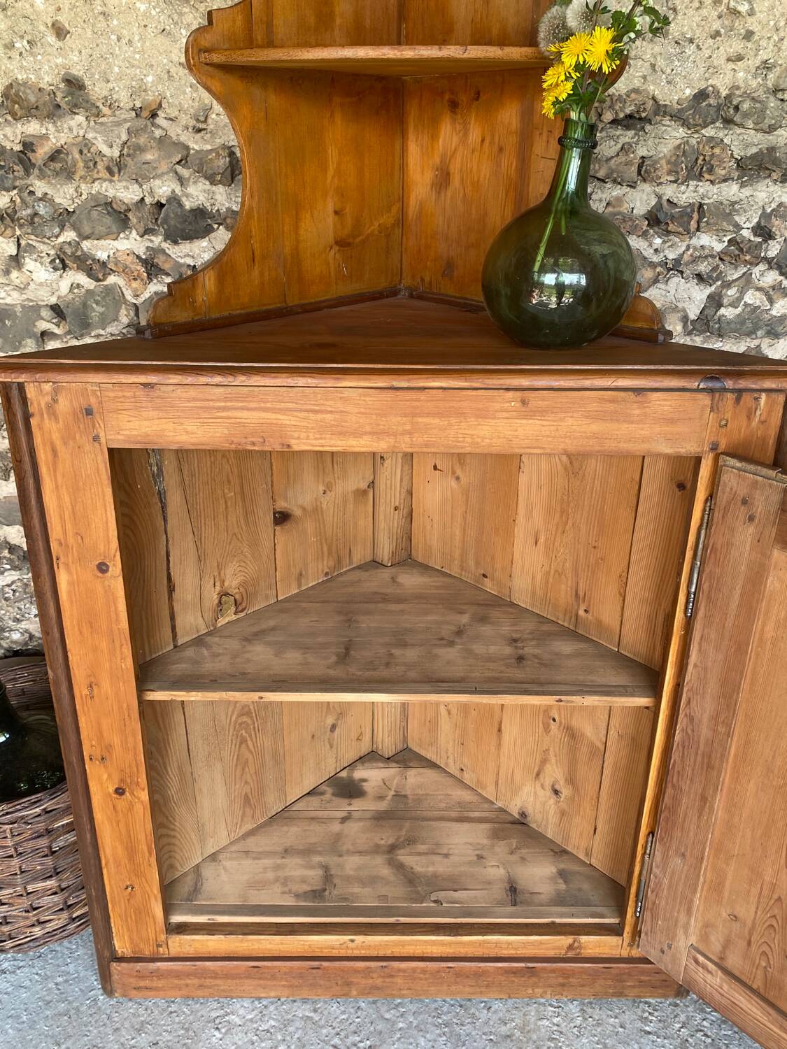 Encoignure ancienne avec étagère