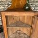 Encoignure ancienne avec étagère