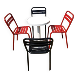 4 chaises tolix T2 en métal rouge et noir et table bistrot blanche vintage