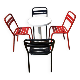 4 chaises tolix T2 en métal rouge et noir et table bistrot blanche vintage