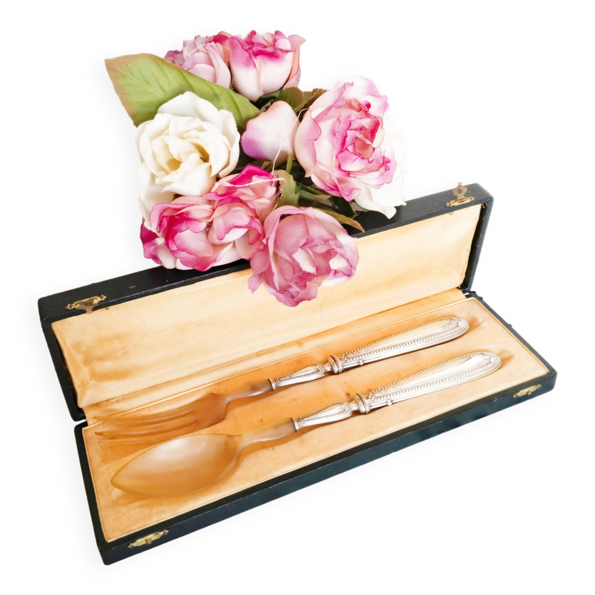 Salad servers in horn and silver metal