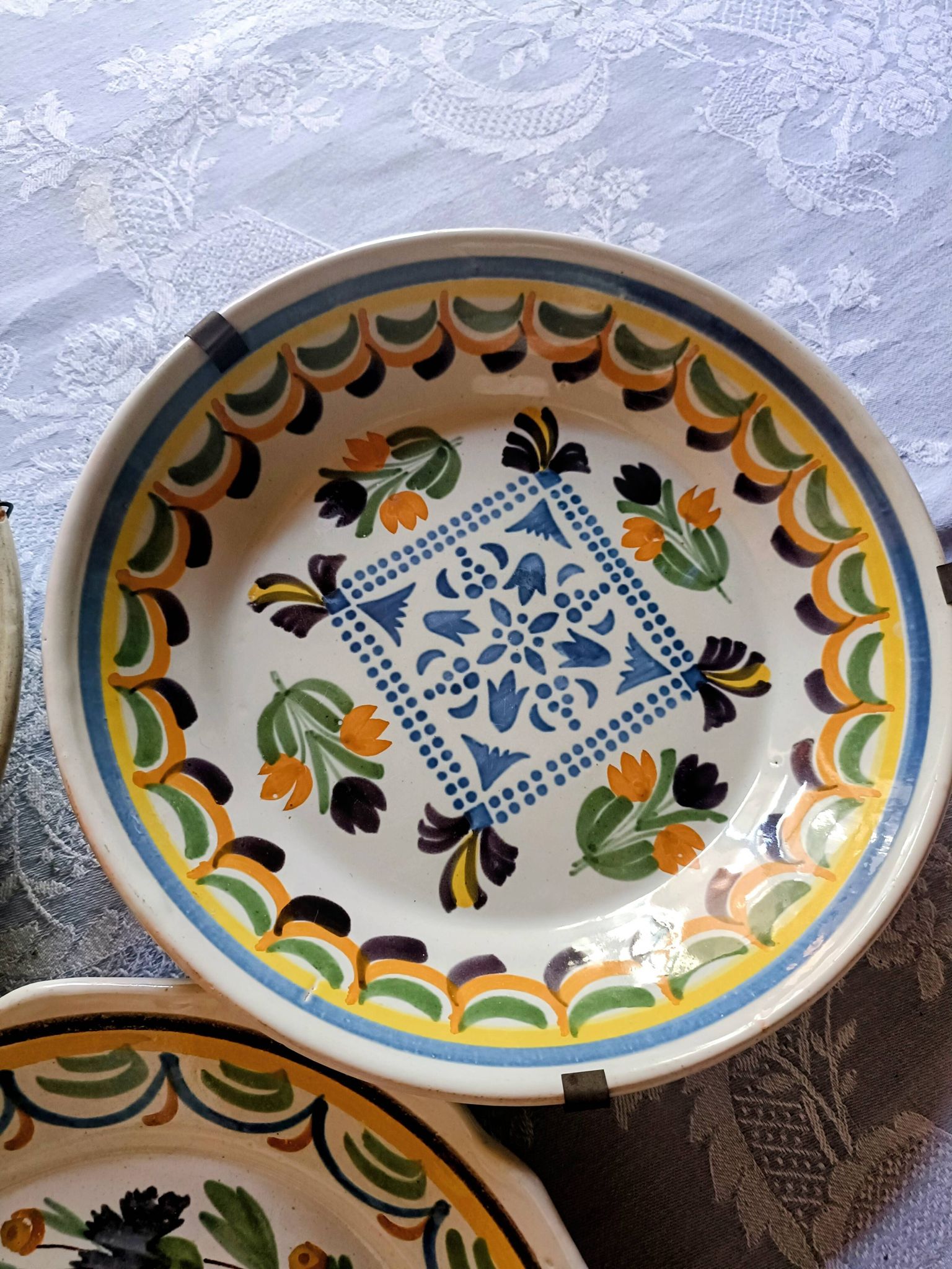 3 assiettes en faïence de Nevers XVIIIème