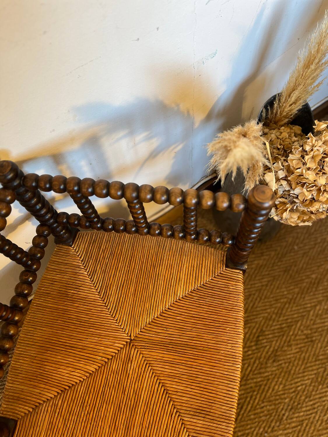 Corner chair in turned wood and straw