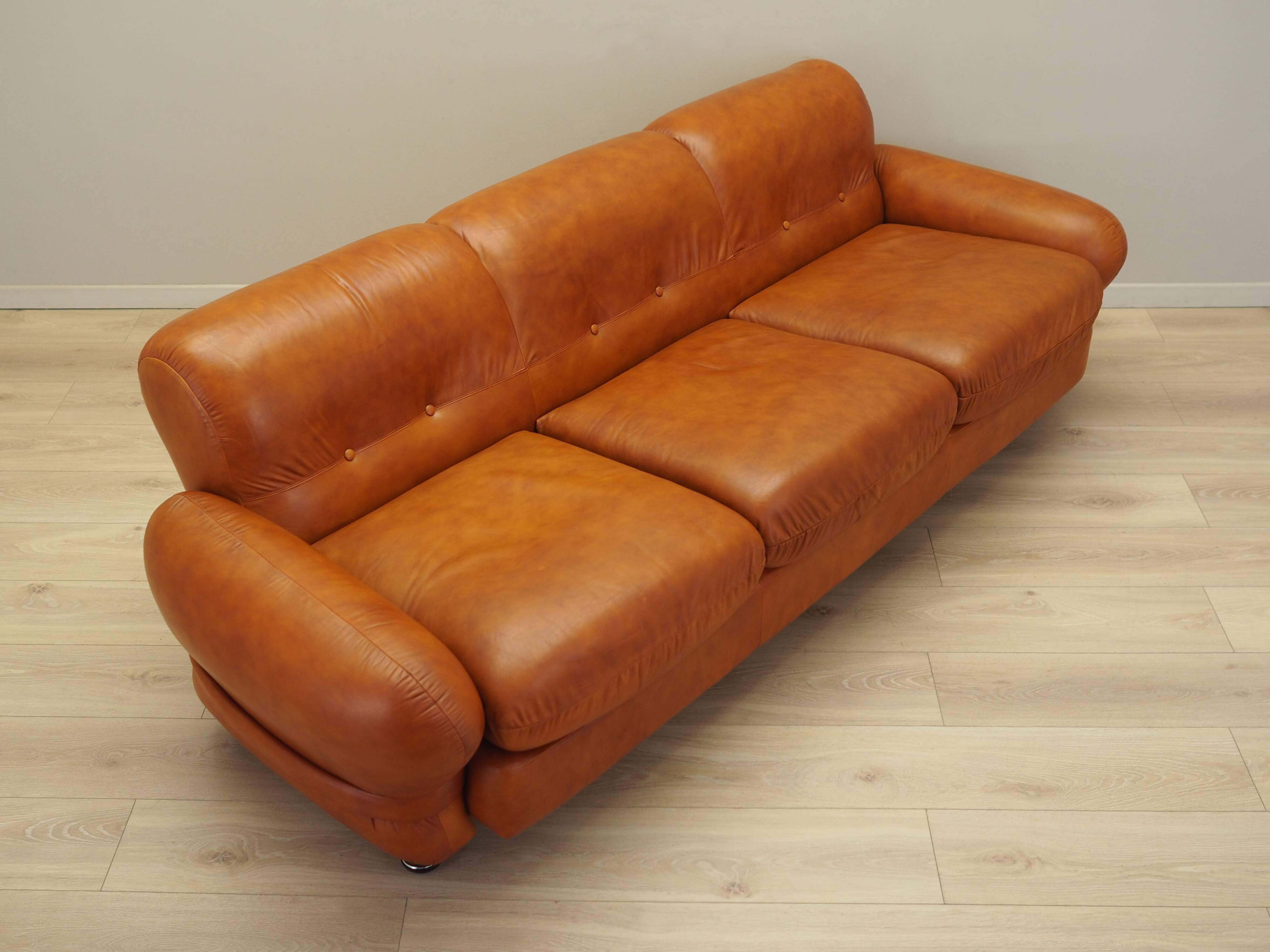 Red leather sofa, Italian design, 1970s, production: Italy