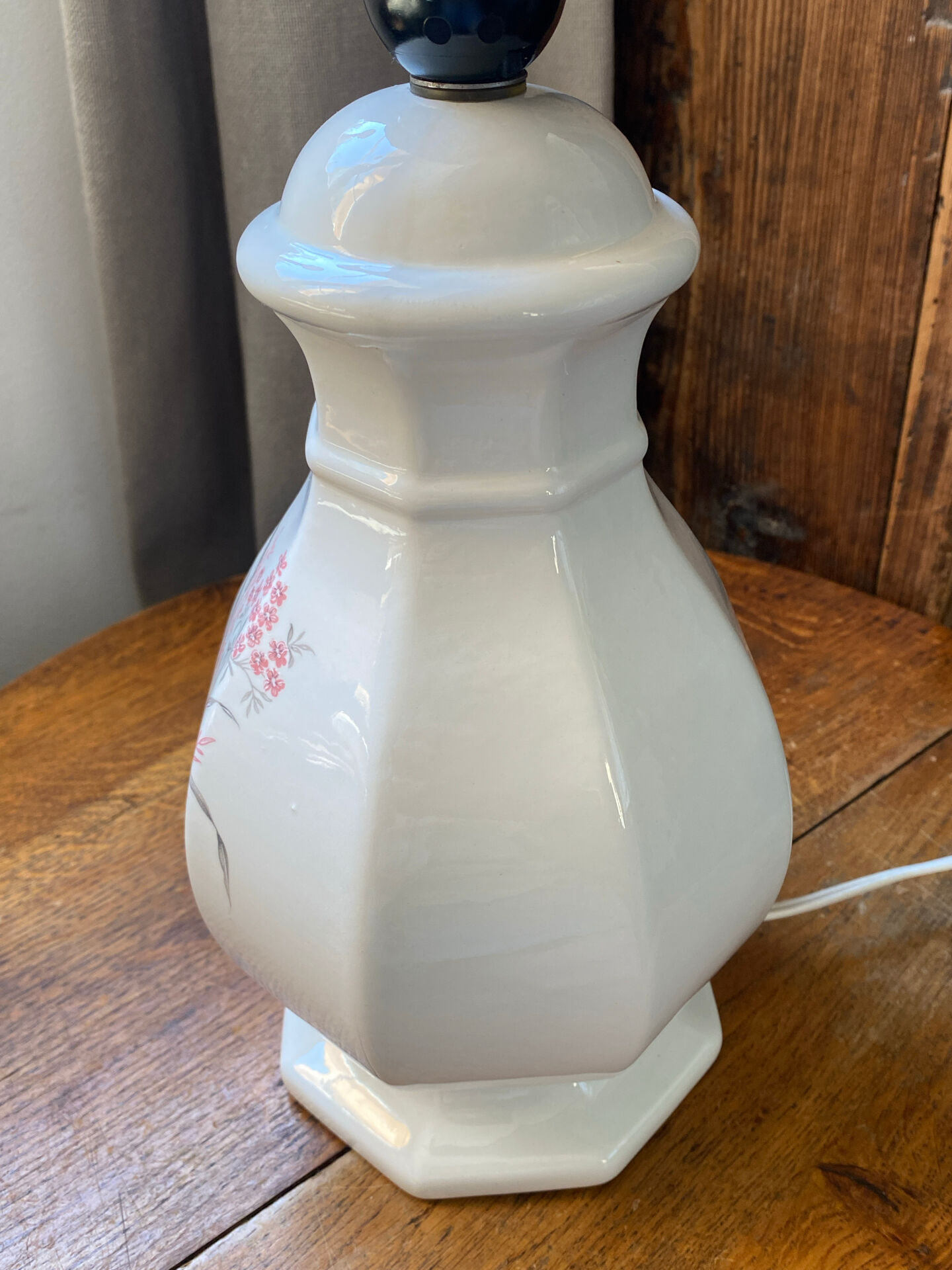 Pied de lampe en faïence blanche et décor floral coloré