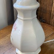 Pied de lampe en faïence blanche et décor floral coloré