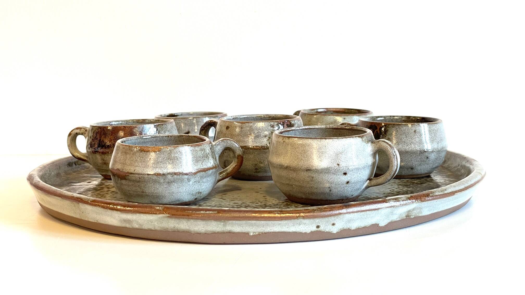 Enamelled stoneware tray and its 7 cups