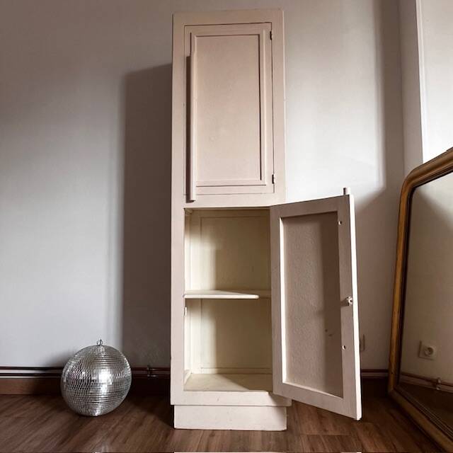 White 2-door bonnet cabinet