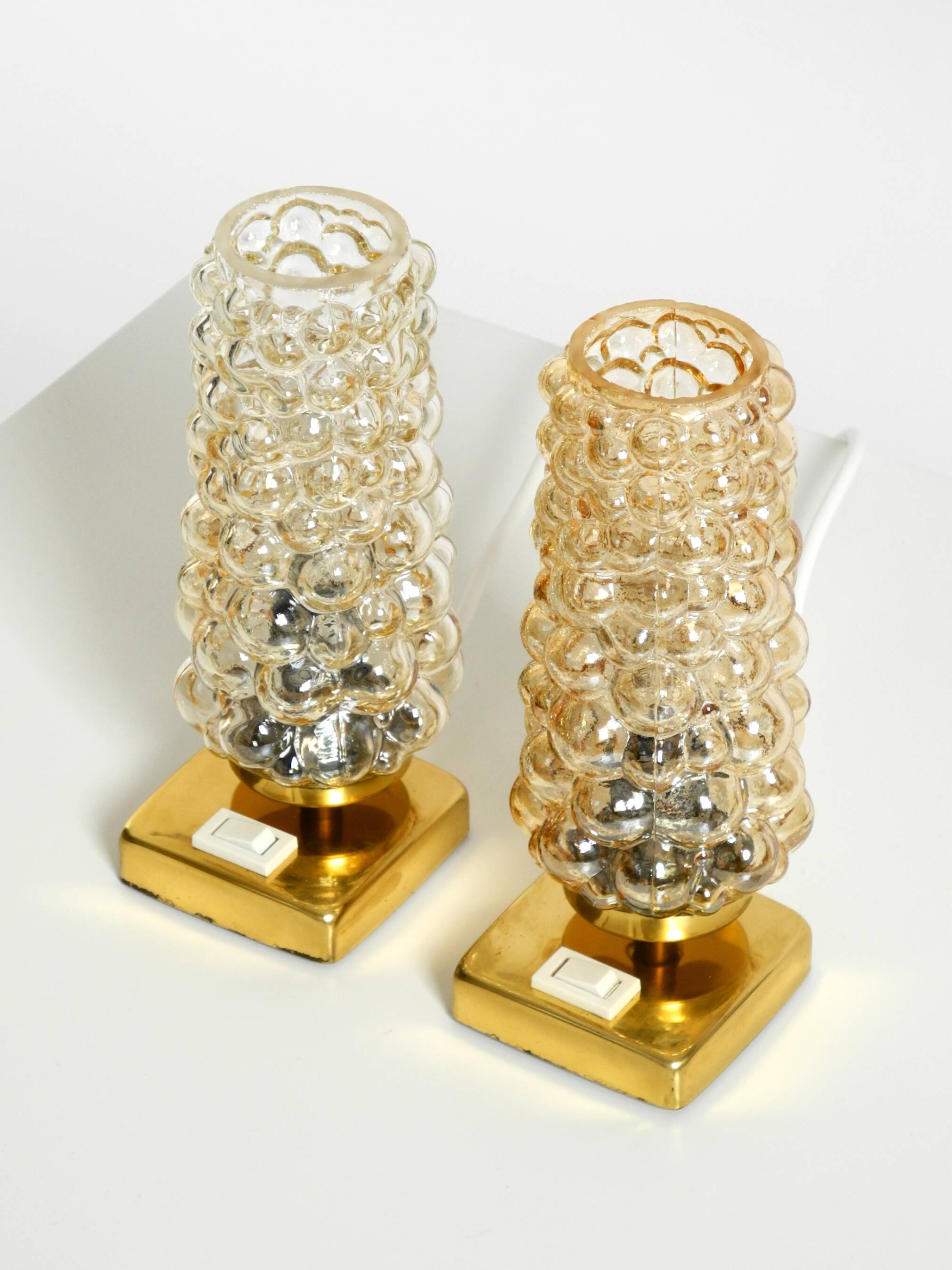 Deux lampes de chevet en laiton rares des années 1960 avec des abat-jours en verre bullé doré.