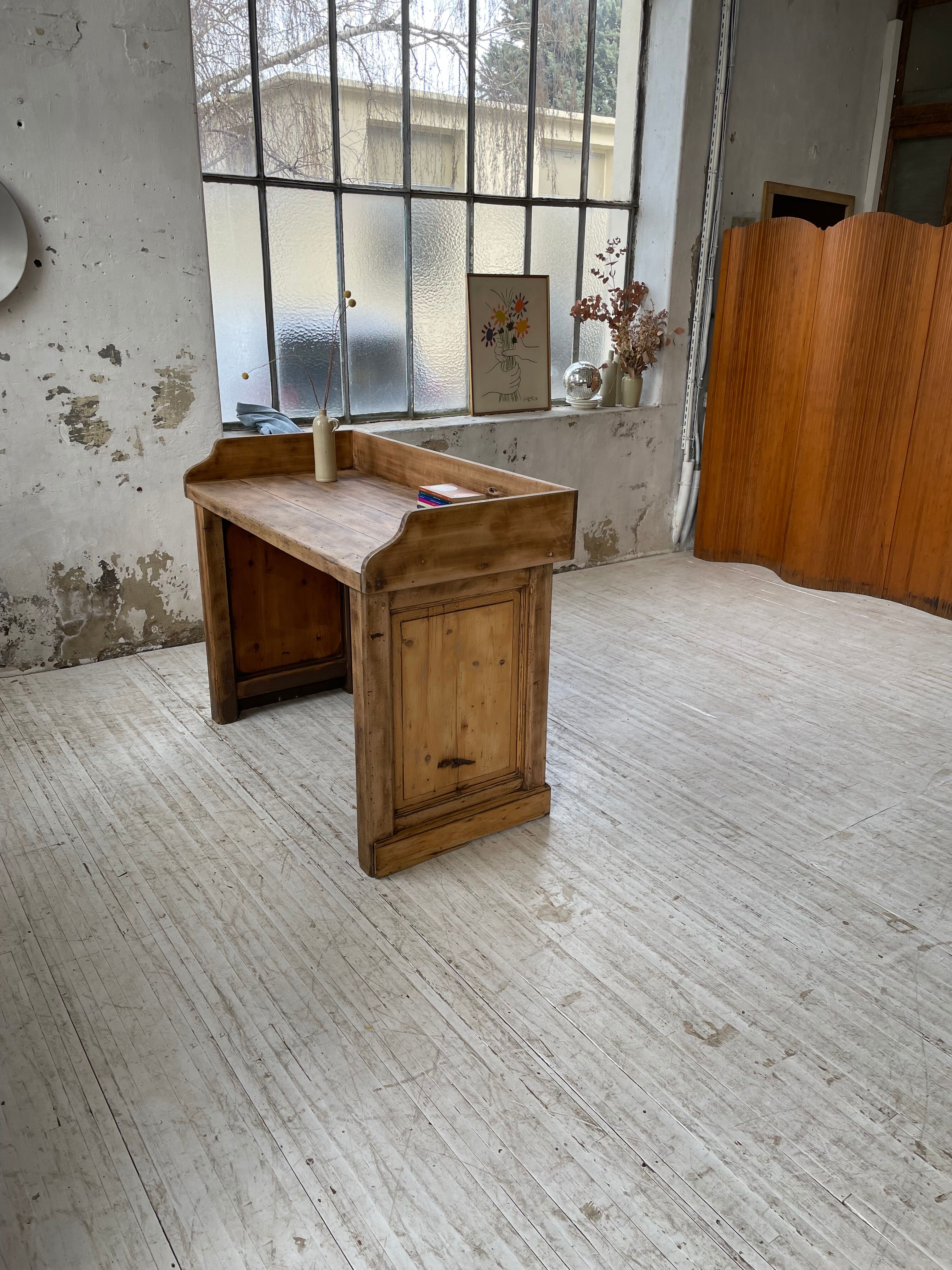 Trading counter central island pine