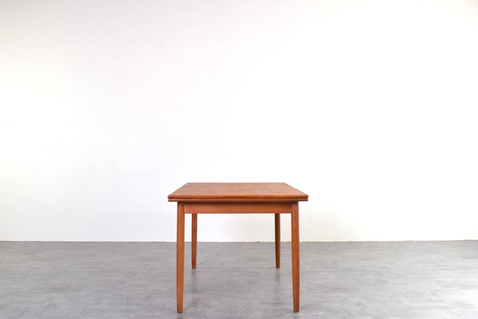 Table à manger extensible en teck danois des années 1960.