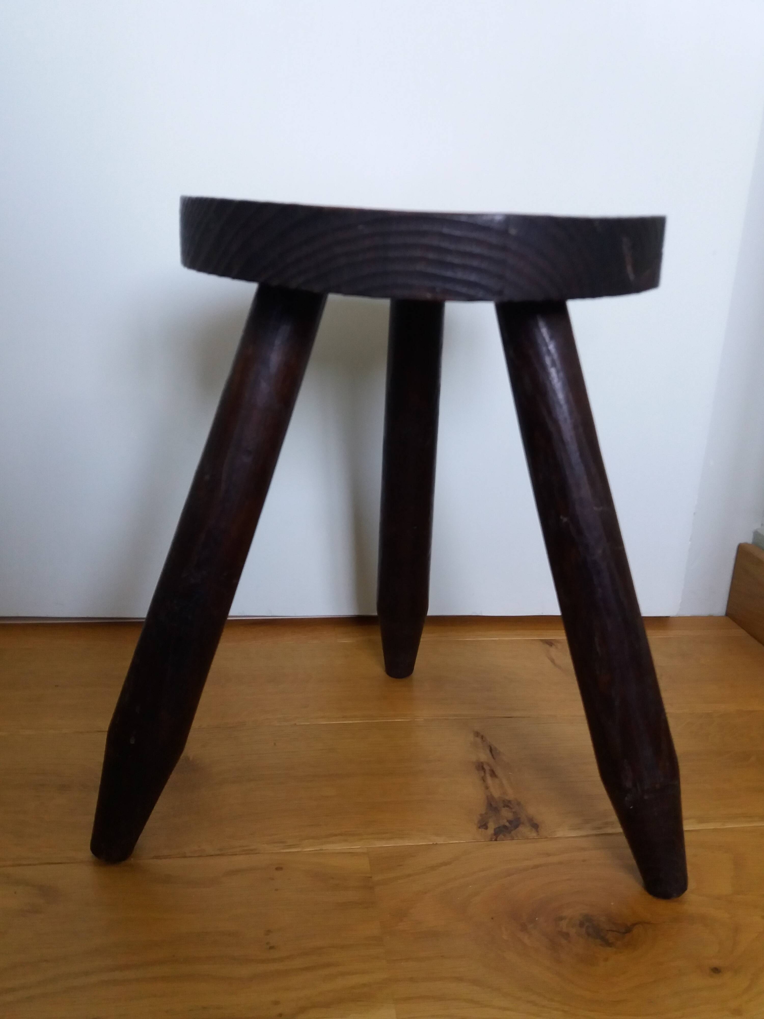 Tripod stool with pencil legs