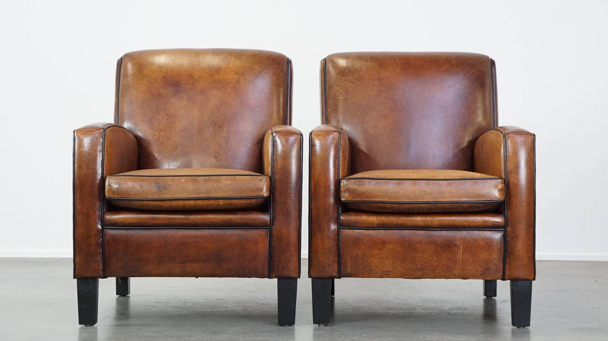 Set of 2 characterful, comfortable armchairs made of sheepskin leather with a sleek Art Deco design