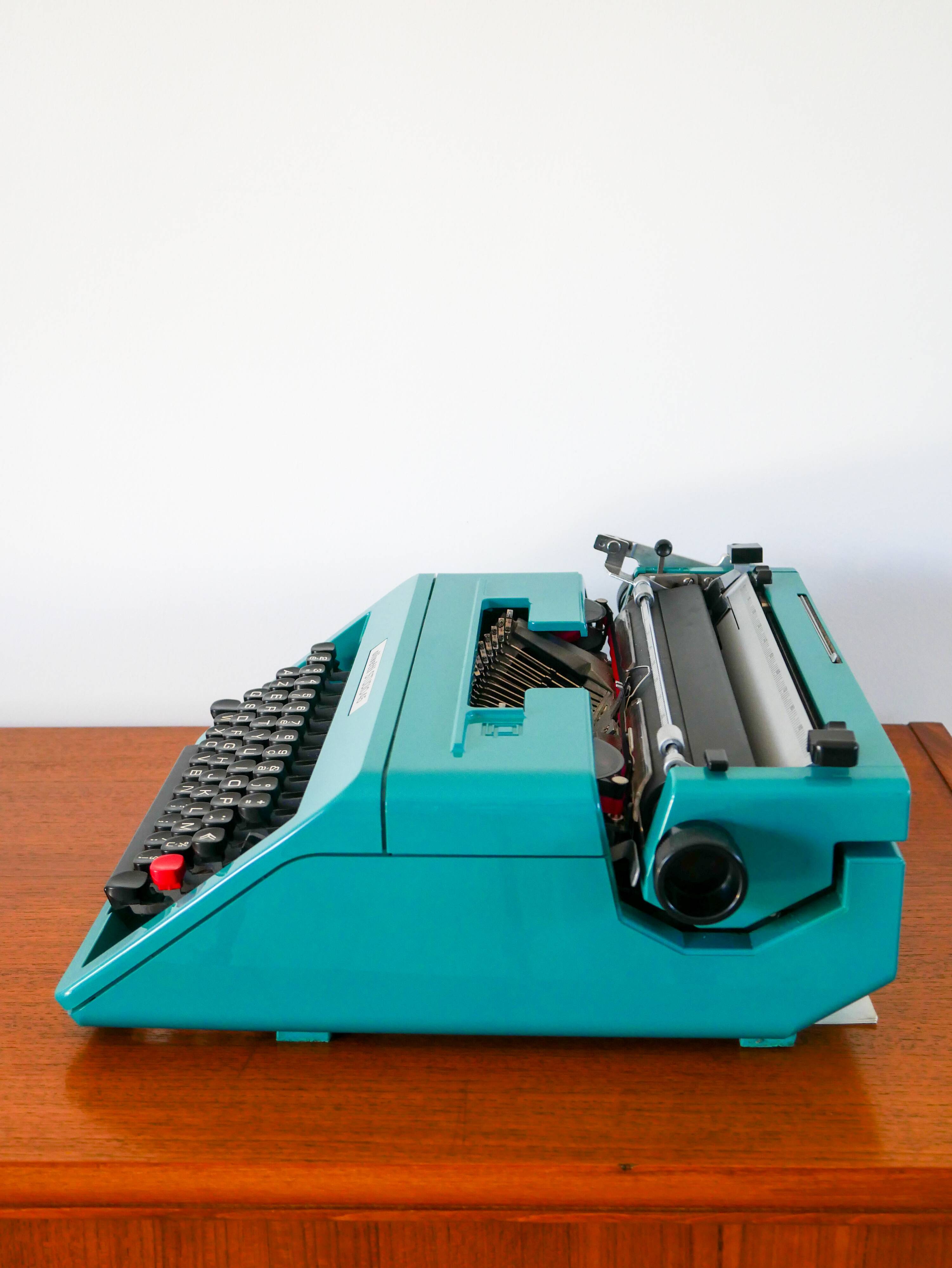 Olivetti typewriter, Studio 45, Electric Blue, with accessories, 1970