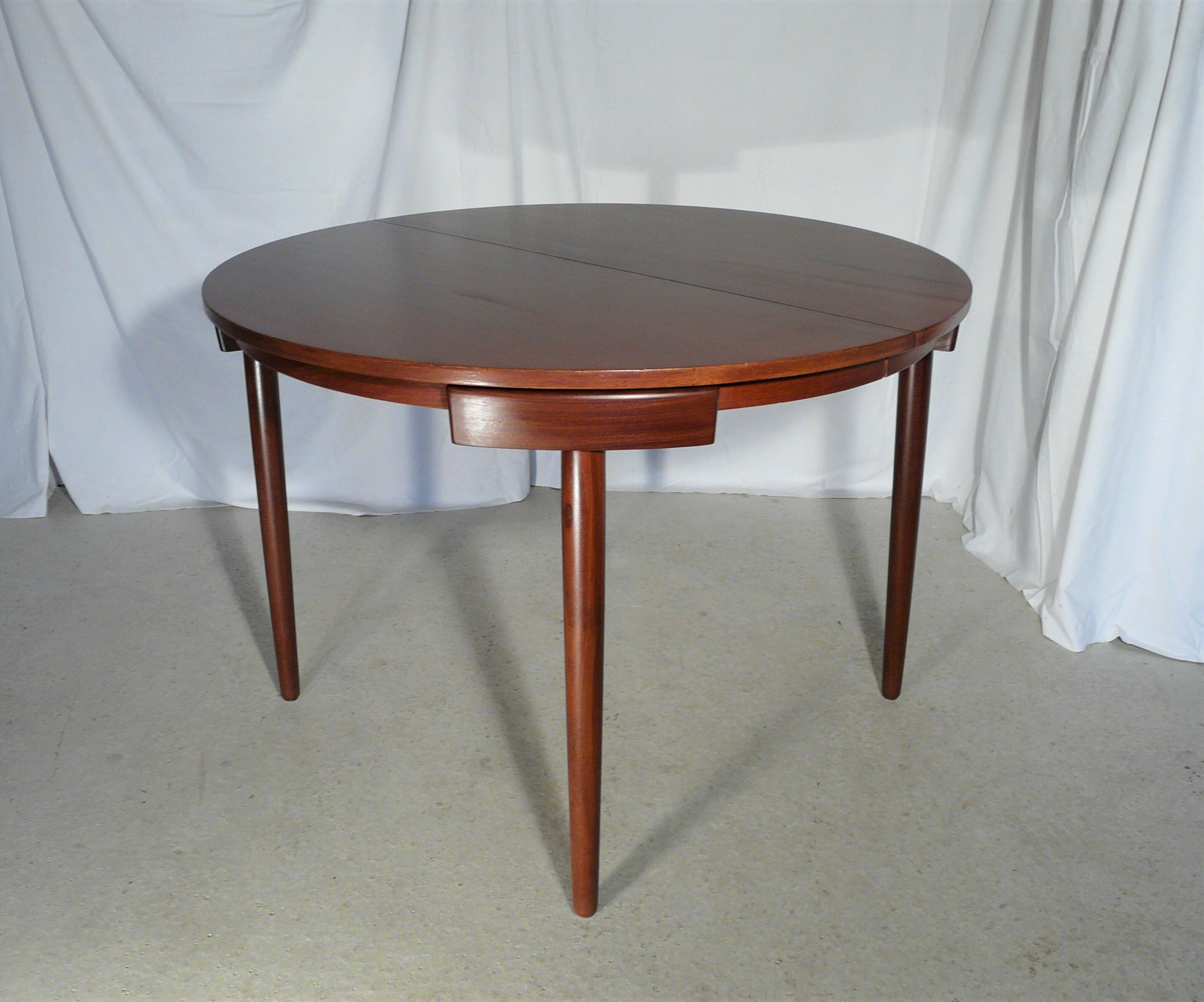 Scandinavian extendable round table Hans Olsen
