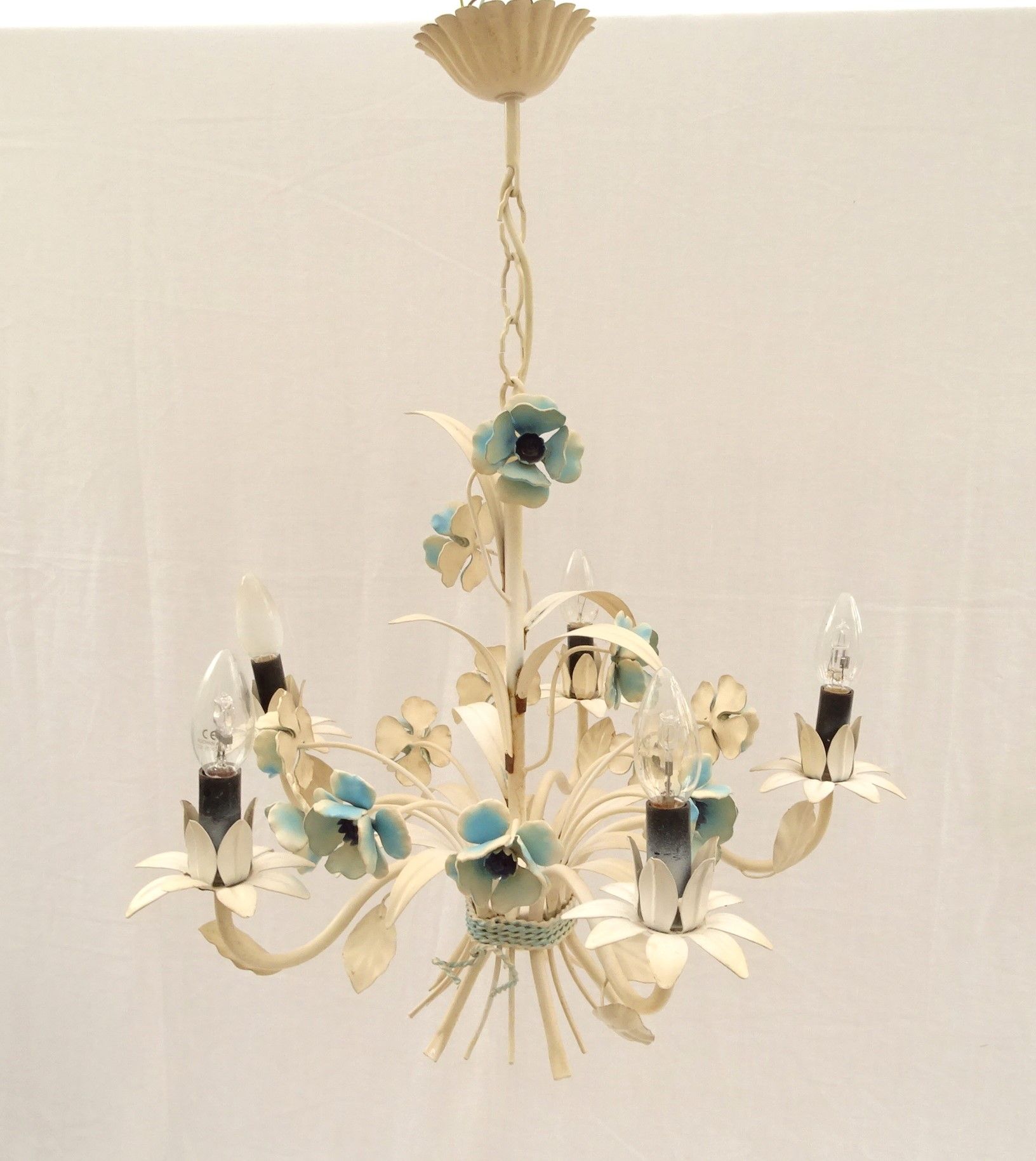 Vintage chandelier bouquet of blue flowers 5 candles in painted sheet metal.