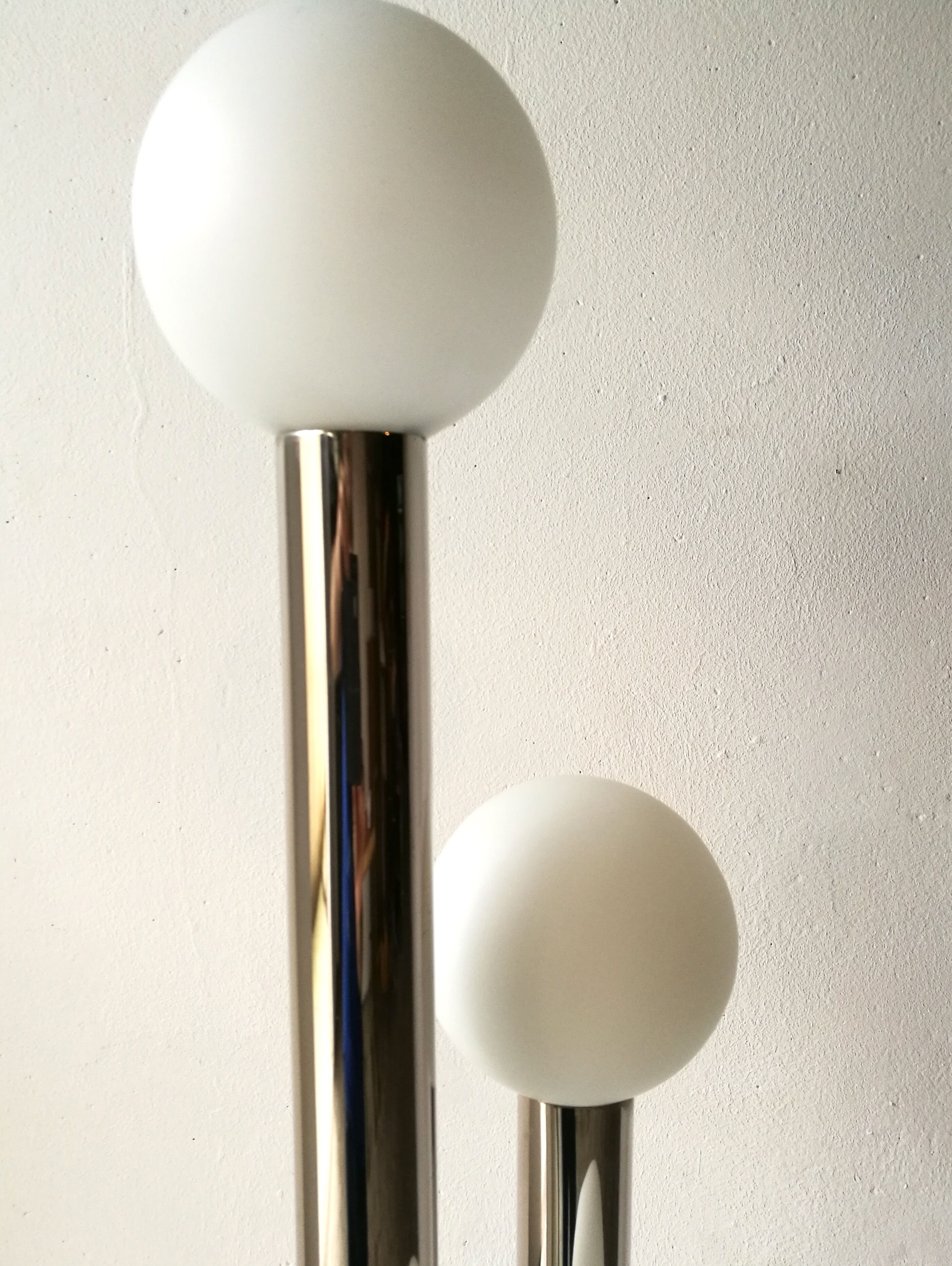 Lampadaire années 70 chromé 3 boules opalines blanche