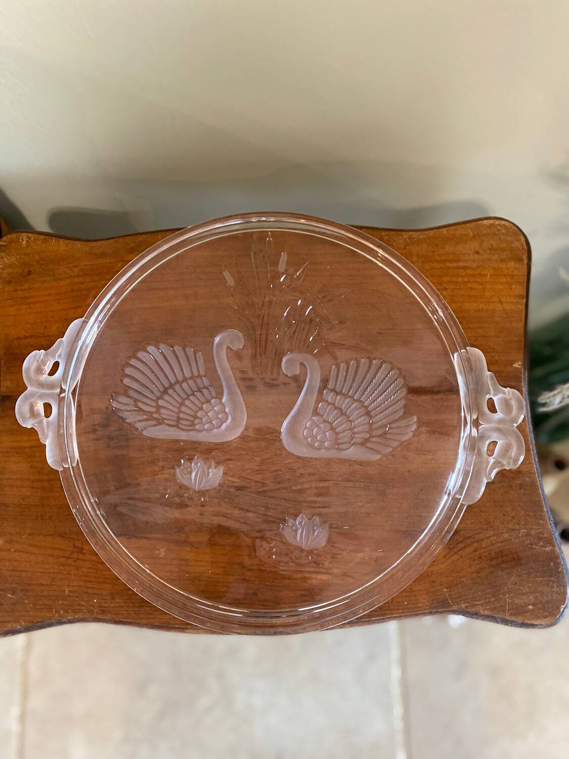 Glass tray with swan decor