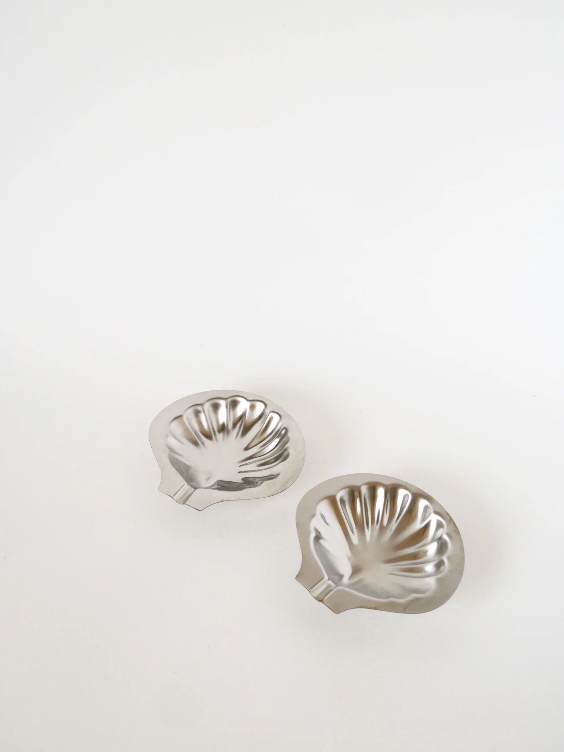 Paire de vide-poches coquillages en inox, design, 1970