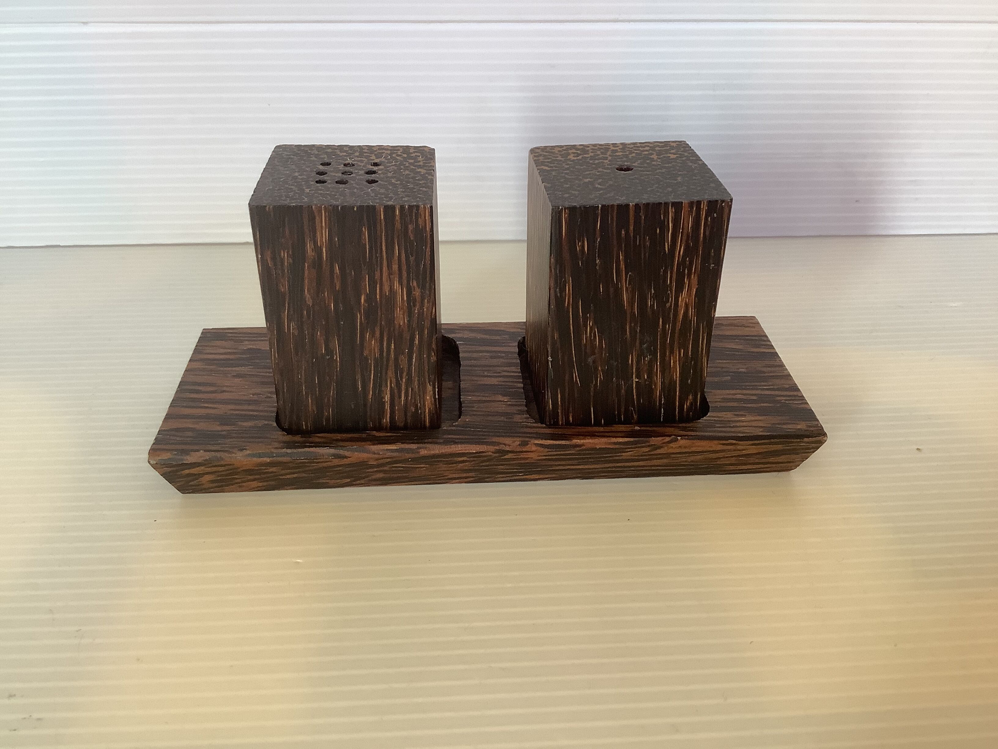 Salière et poivrier sel et poivre en bois