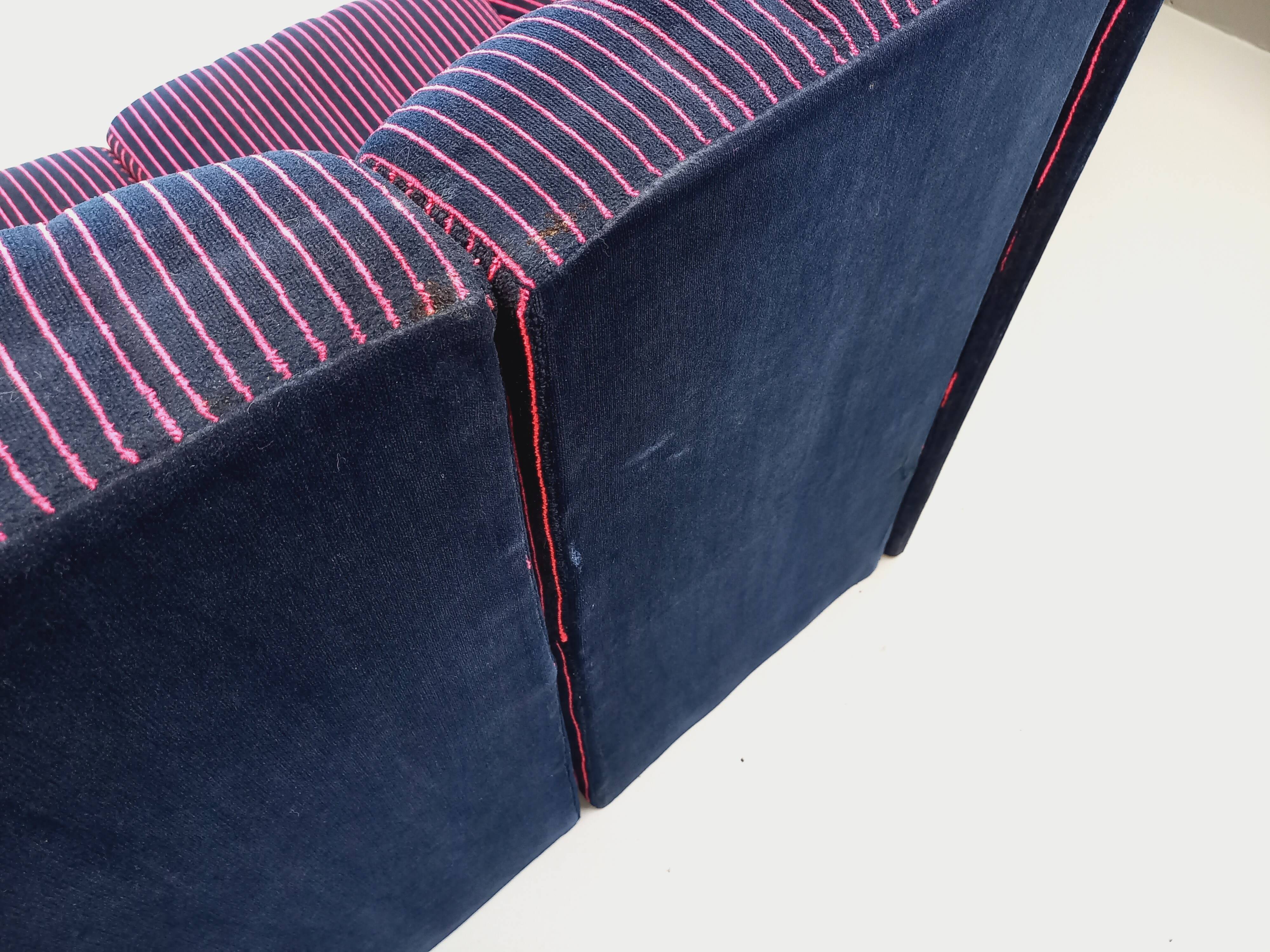 Vintage Snake modular sofa composed of 11 armchair modules and 3 velvet fabric poufs