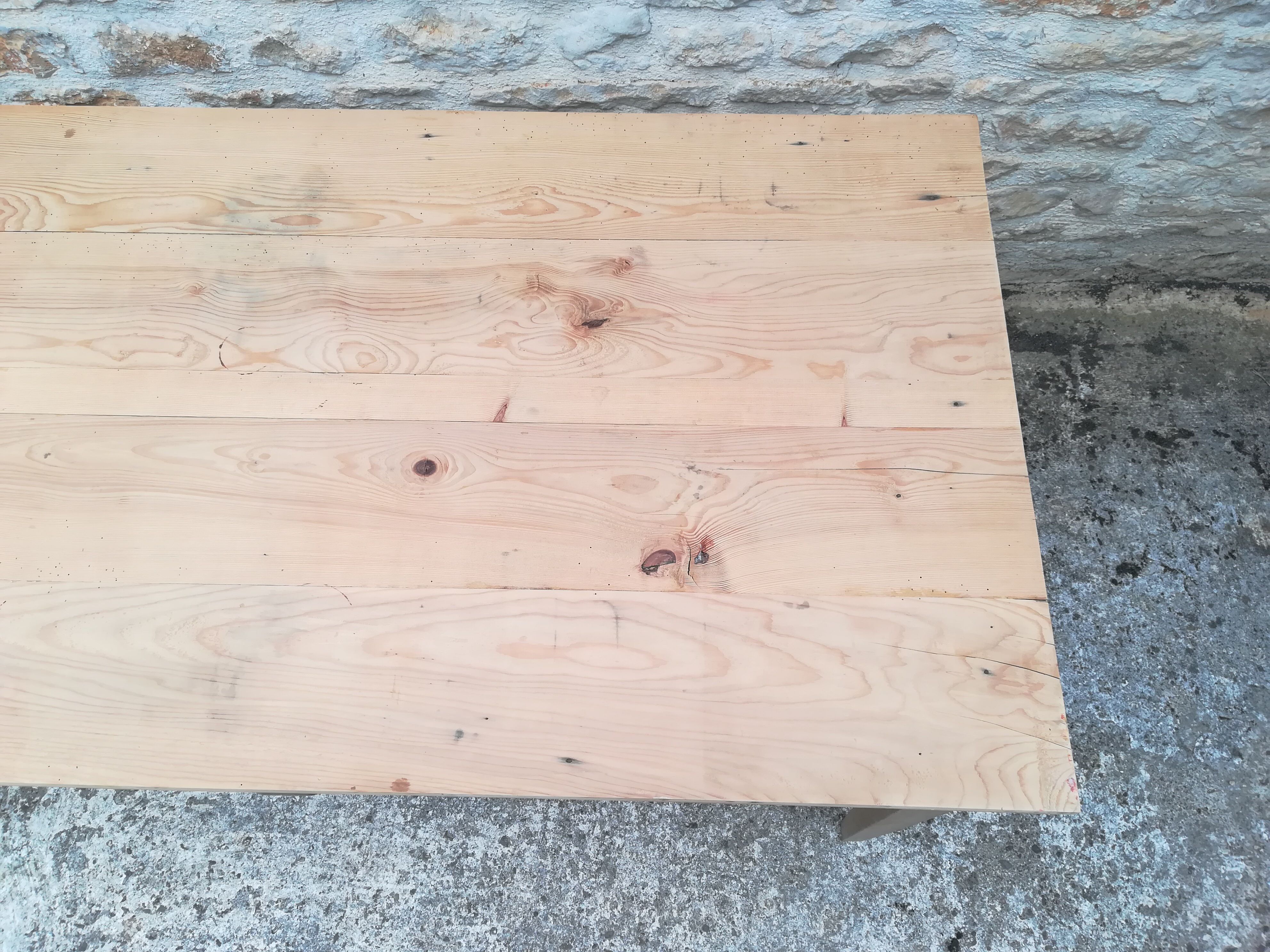 Closing table a drawer