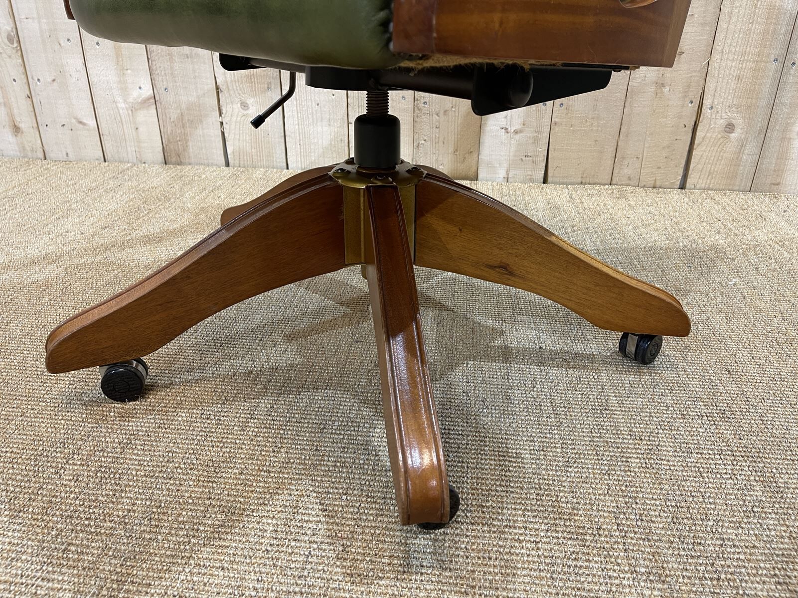 Fauteuil de bureau anglais Chesterfield en cuir vert