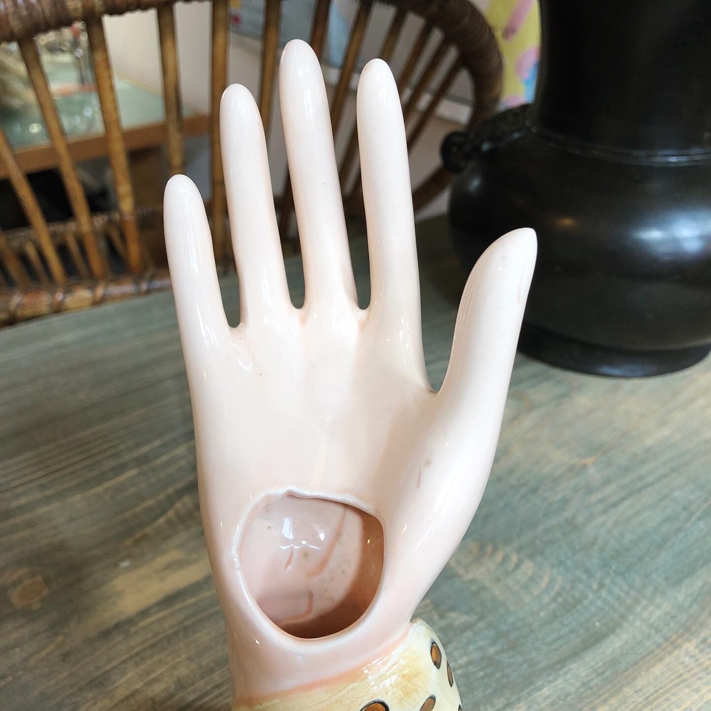 Hand baguier woman in hat