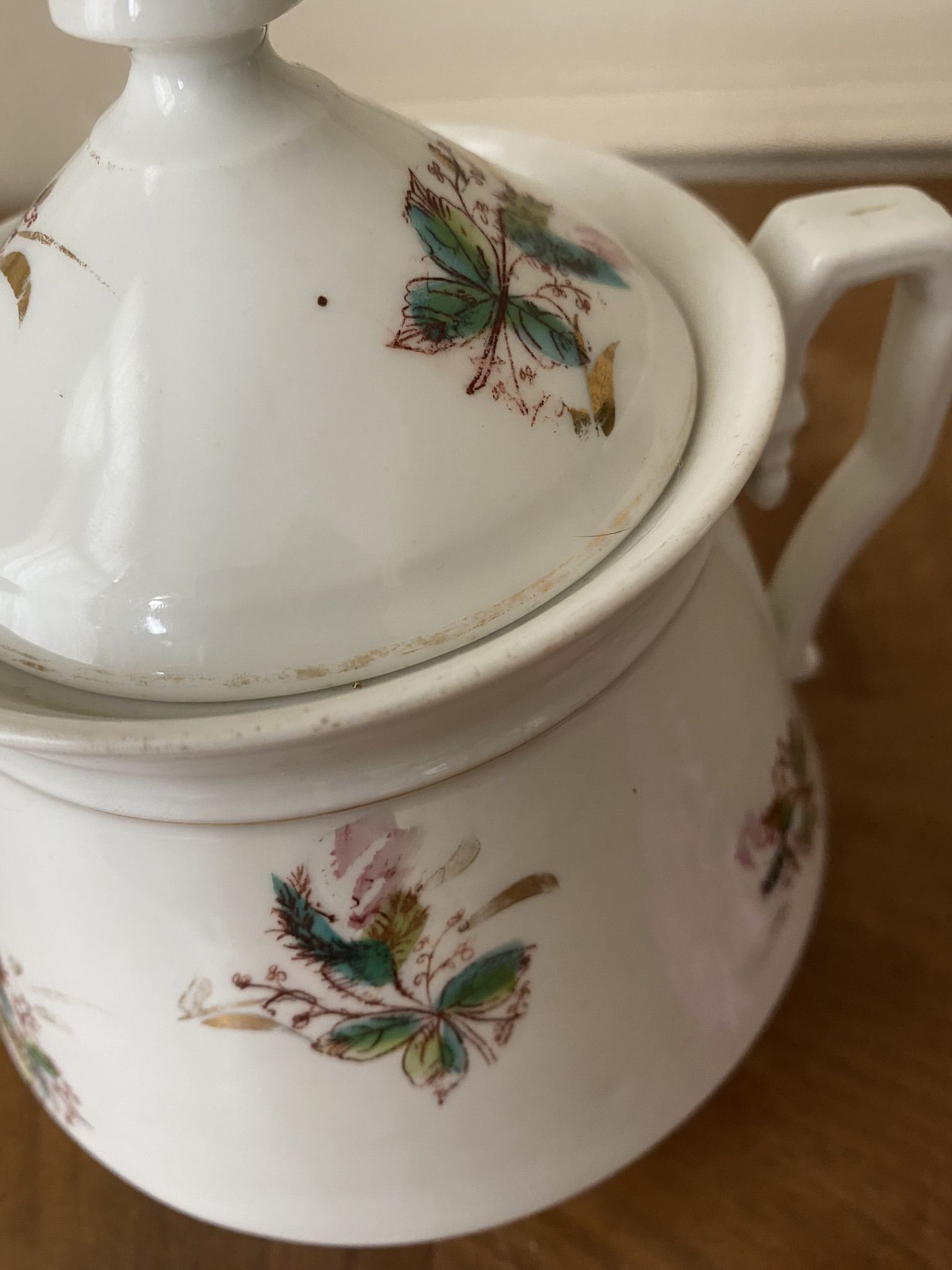 Pot et son couvercle en céramique à fleurs