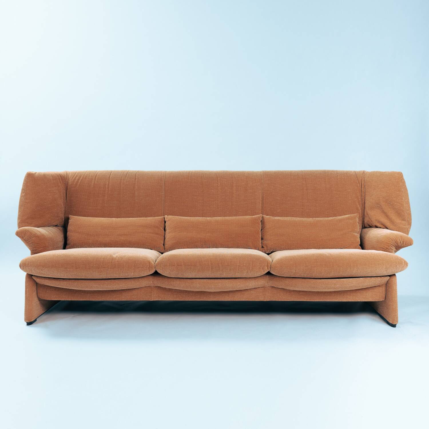 Sofa Maralunga Cassina Portovenere Vico Magistretti en pêche saumon.