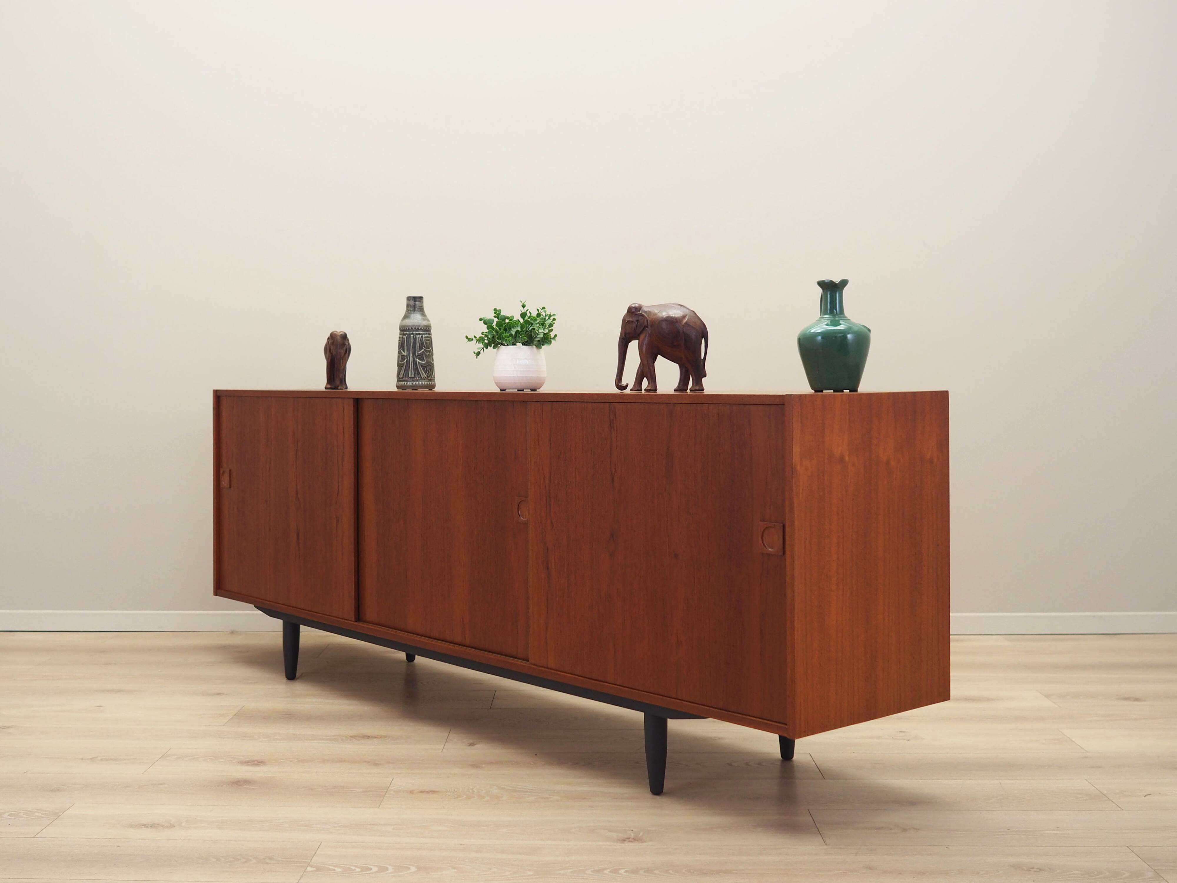 Buffet en teck, design danois, années 1970, production : Danemark