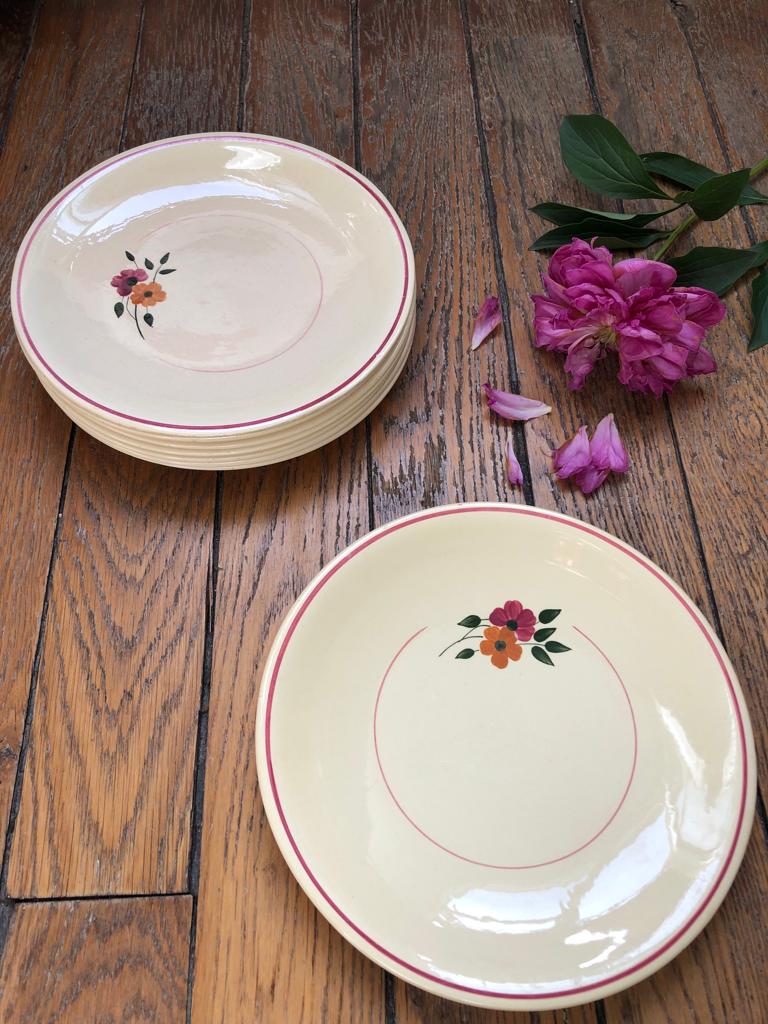 11 plates vintage 40s, floral pattern