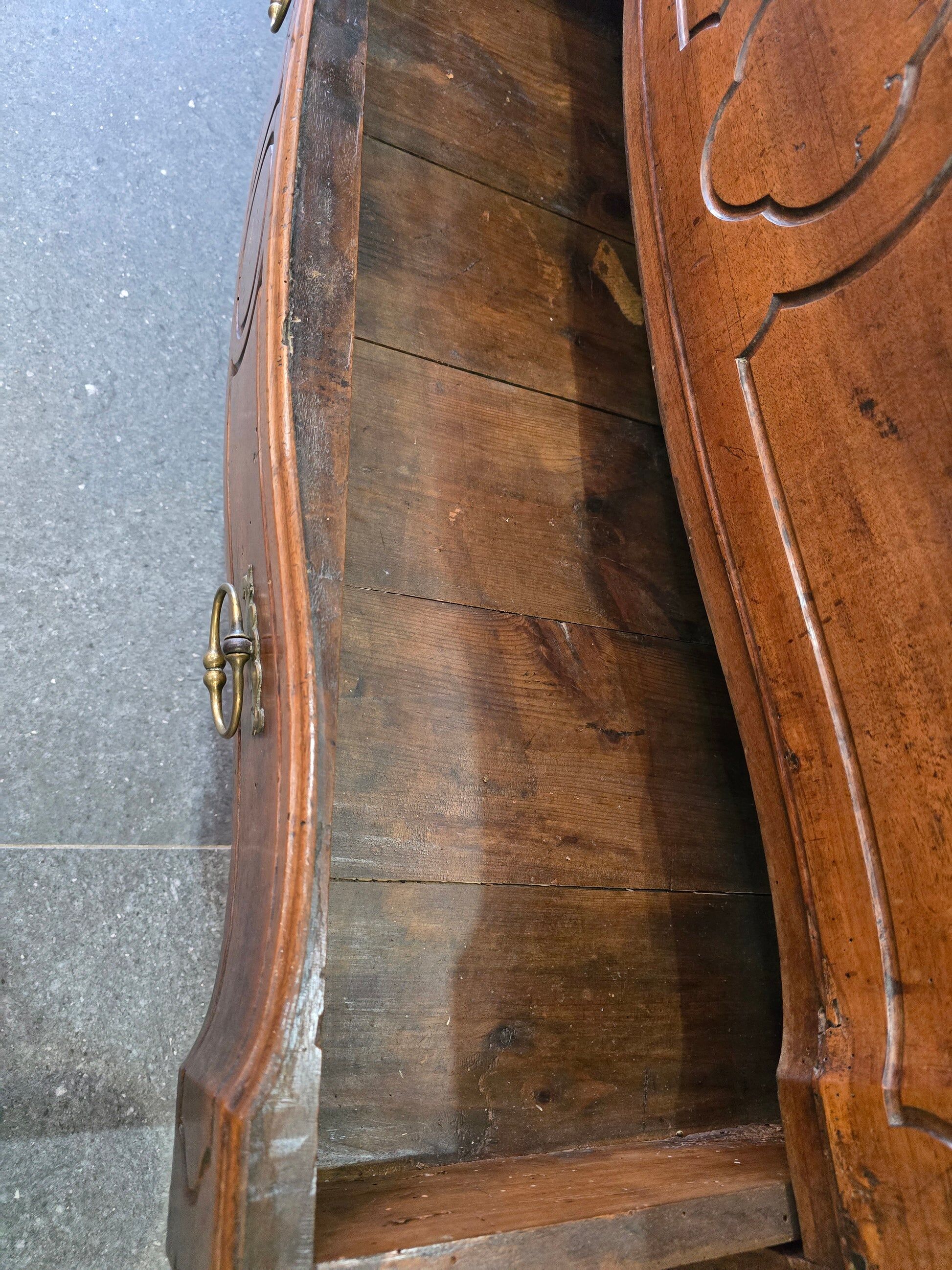 Regional walnut commode, Louis XV style – late 18th / early 19th century