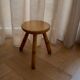 Tabouret en bois sur trépied