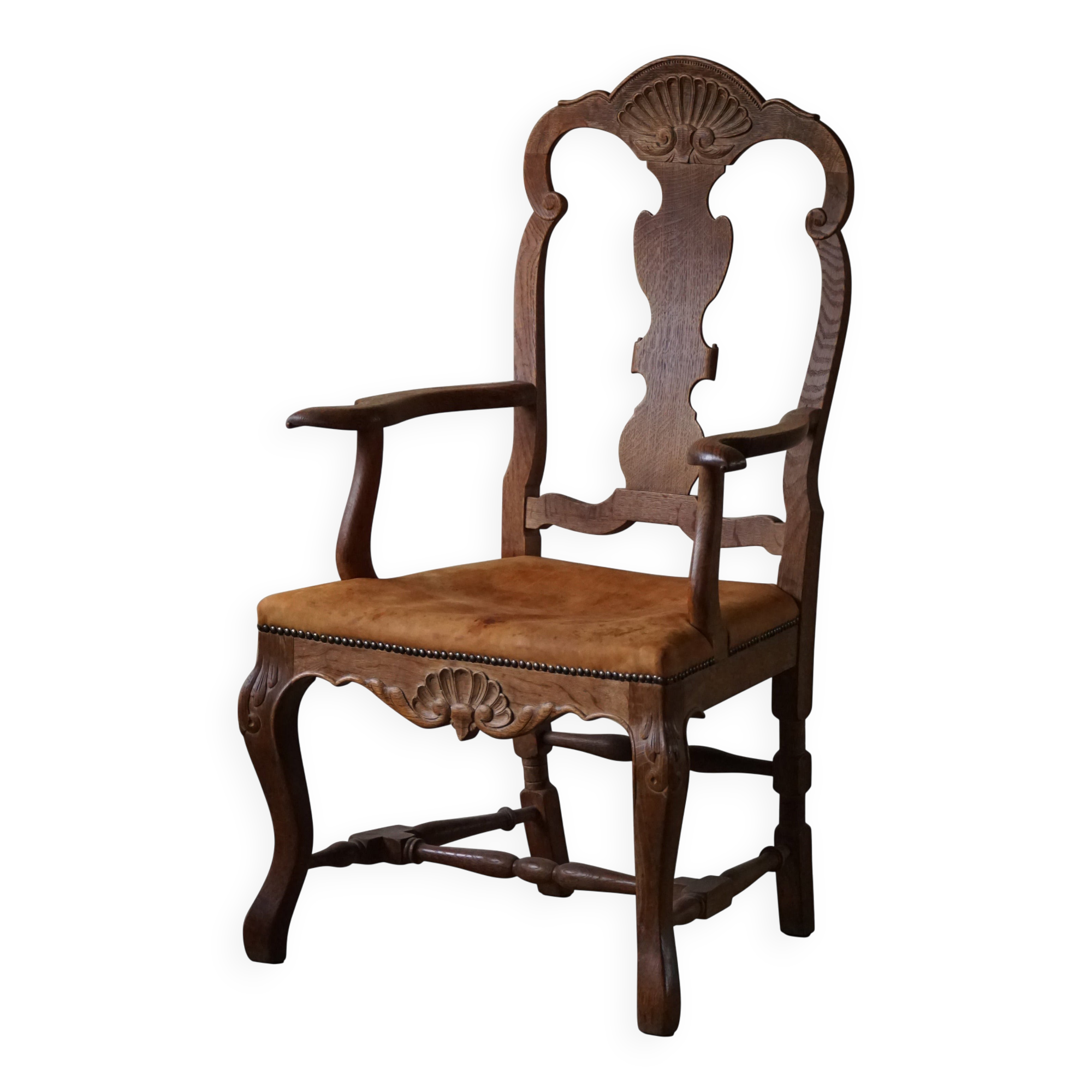 Vintage sculptural armchair in oak and leather, modern Danish style, 1940s.