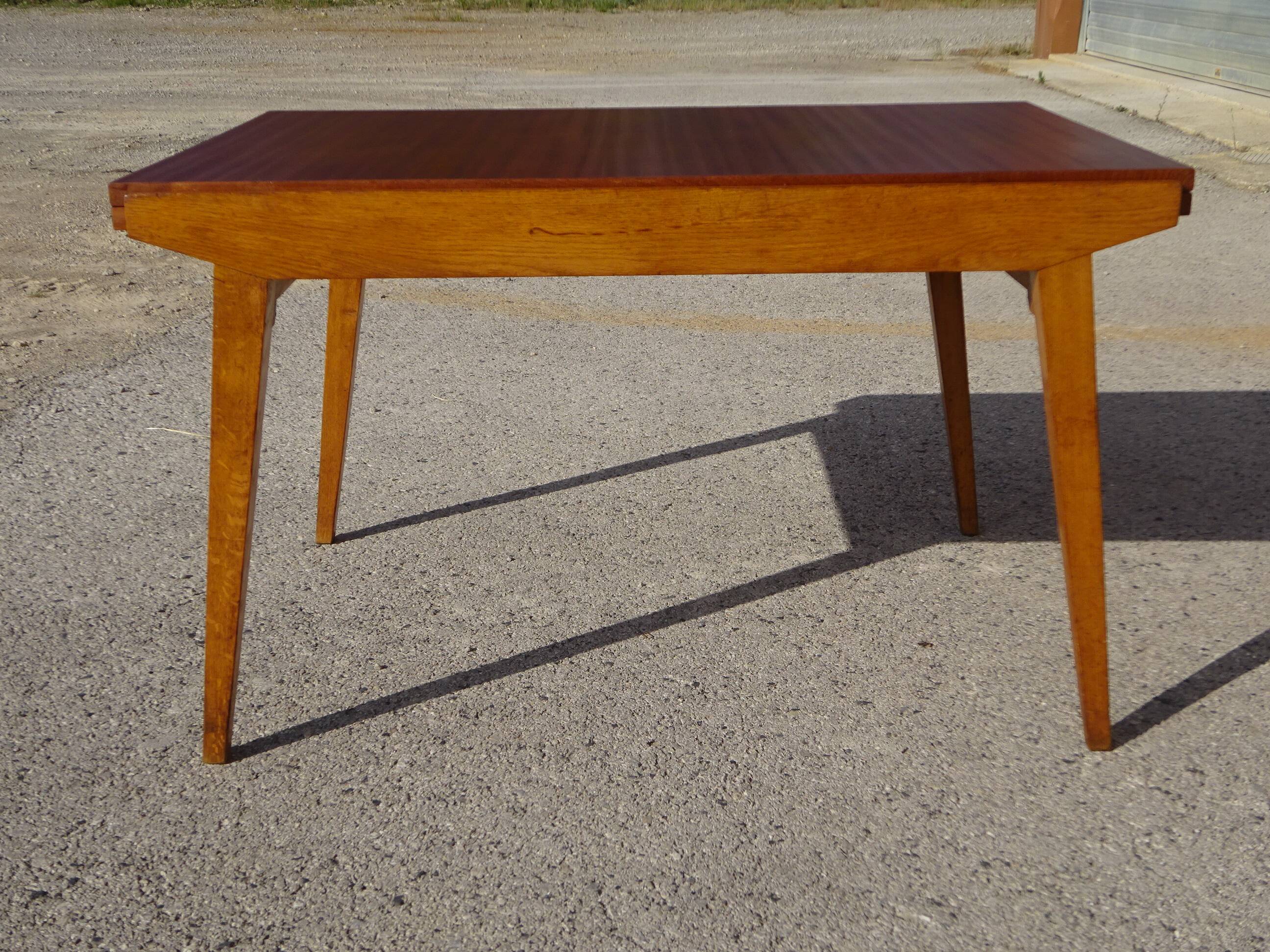 Extendable table, compass legs