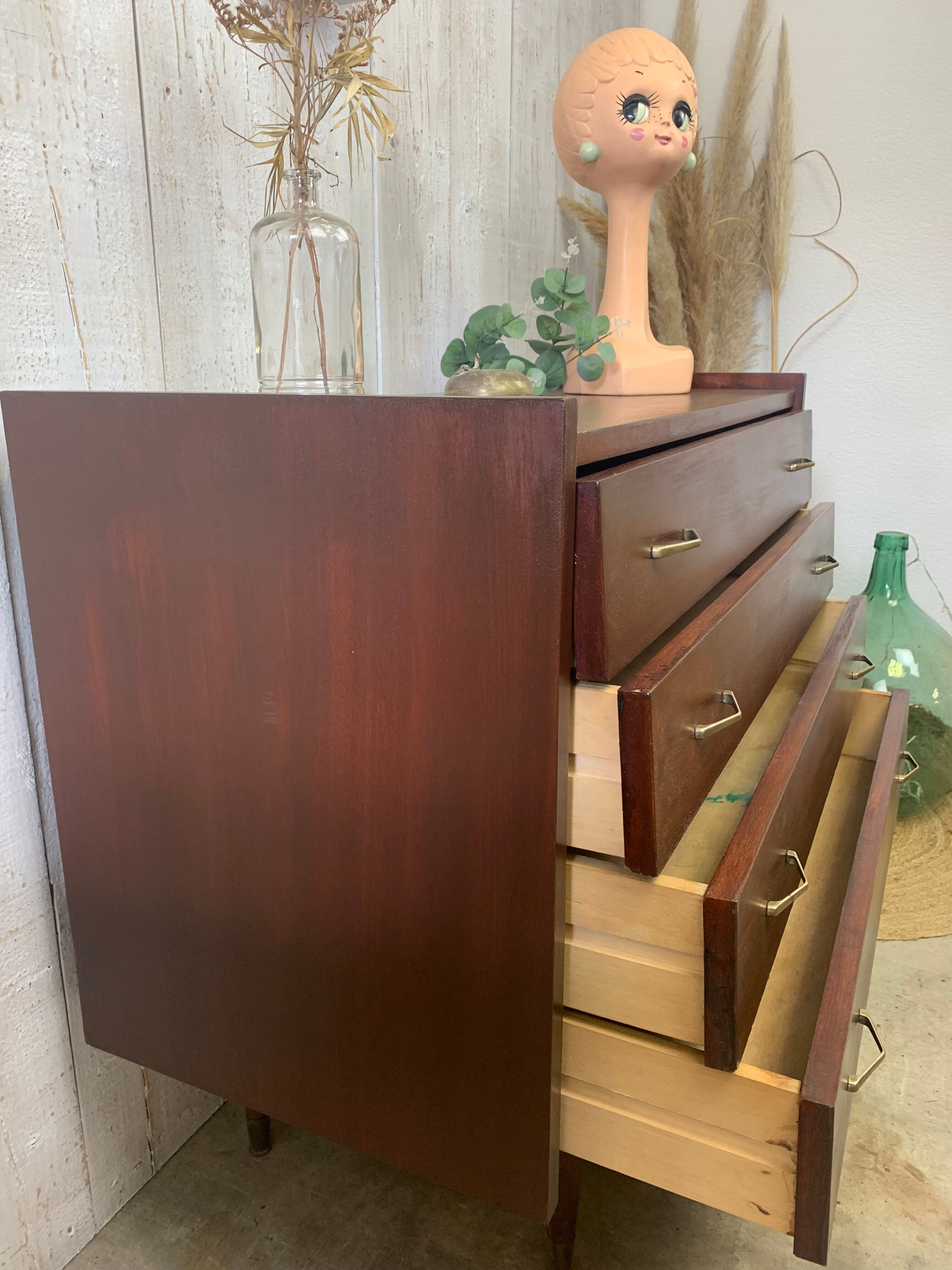 Chest of drawers with tapered feet