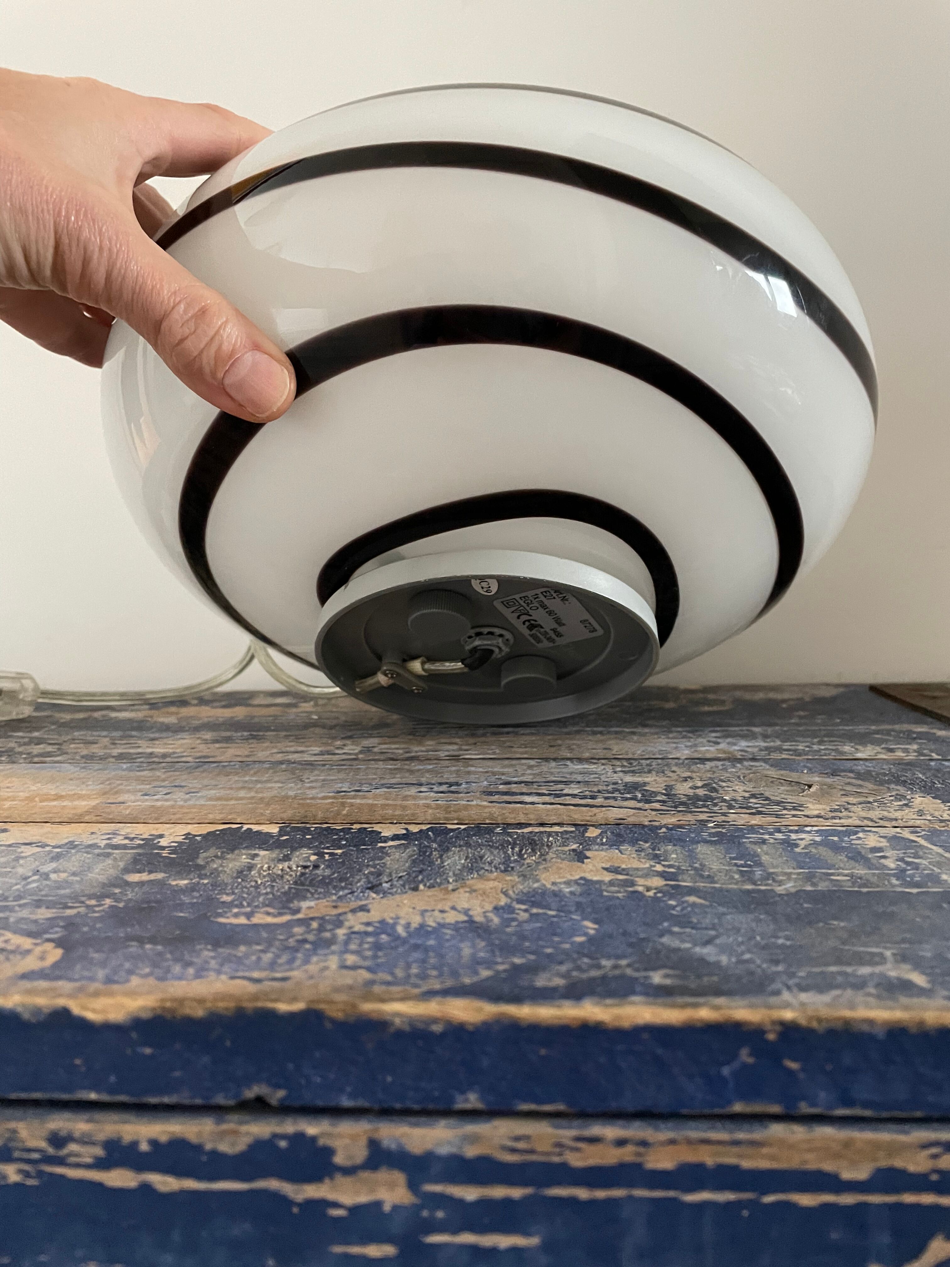 Spiral pattern ball lamp