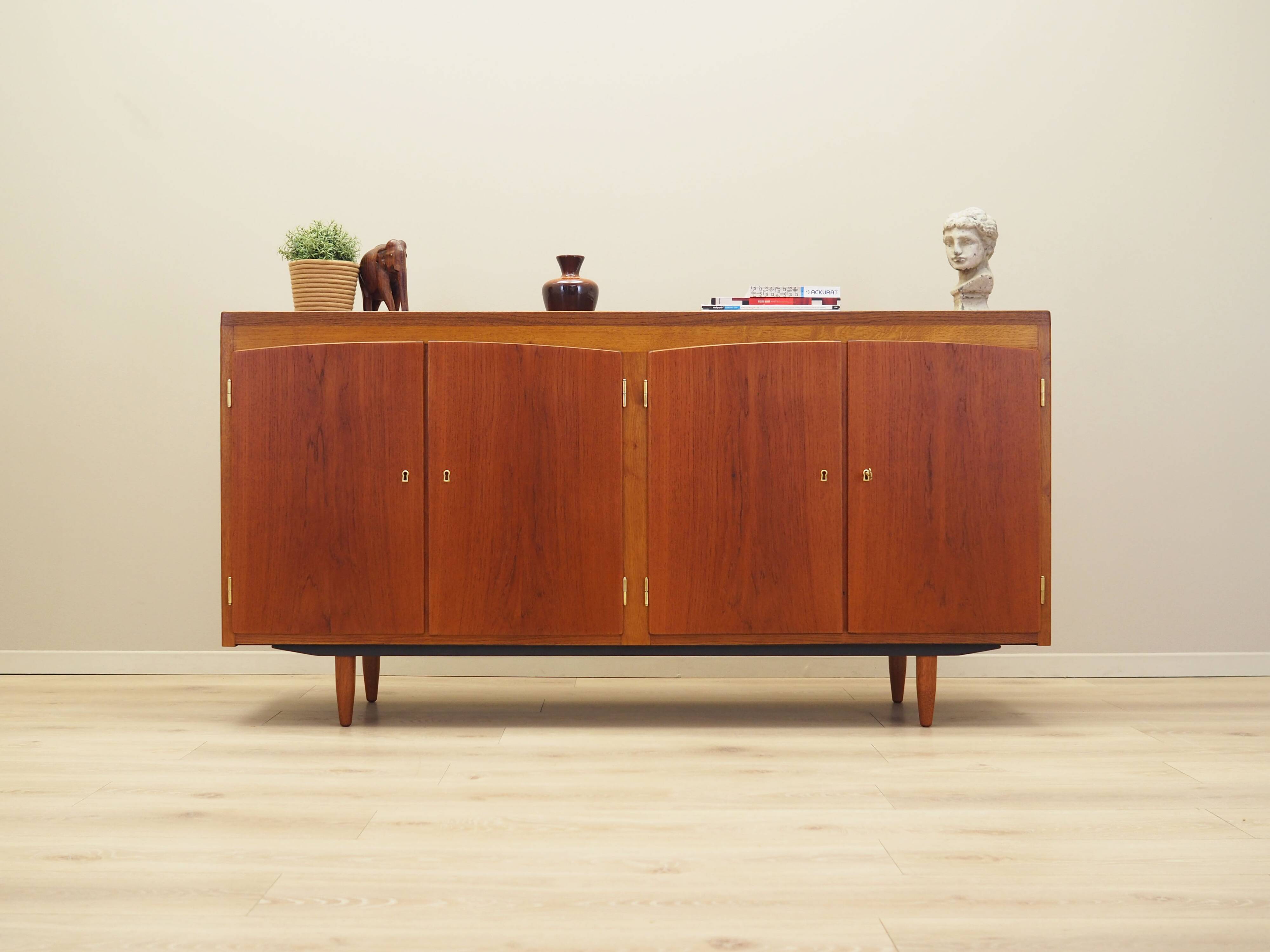 Buffet en teck, design danois, années 1960, production : Danemark