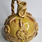 Ancienne cruche "arrosoir" en céramique émaillée ocre jaune, signée Meyssac Corrèze, 24 cm